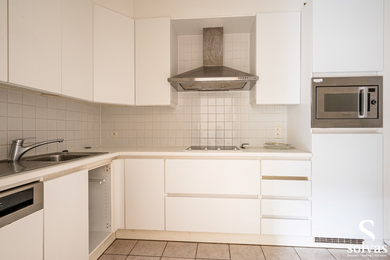 Gelijkvloers appartement met 4 slaapkamers of kantoor! 