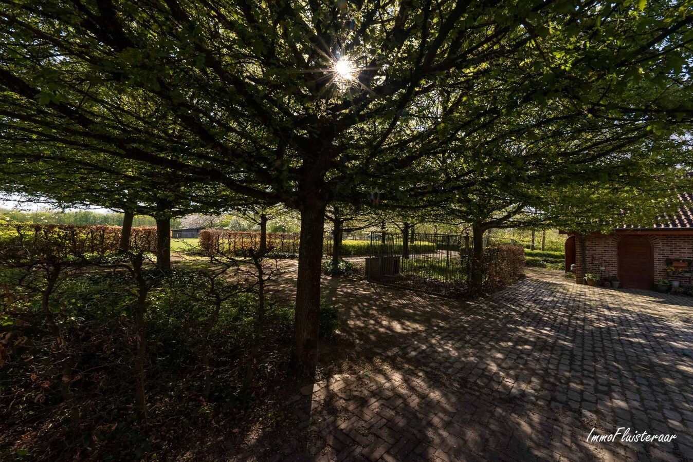 Uniek gelegen ruime vierkantshoeve op ca. 4,2 ha te Aarschot (Vlaams-Brabant) 