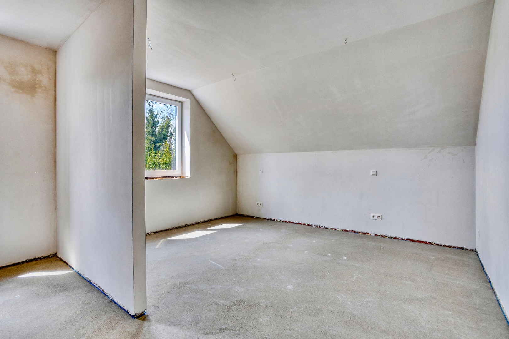Nieuwbouwwoning met 3 slaapkamers nabij het centrum van Halle. 
