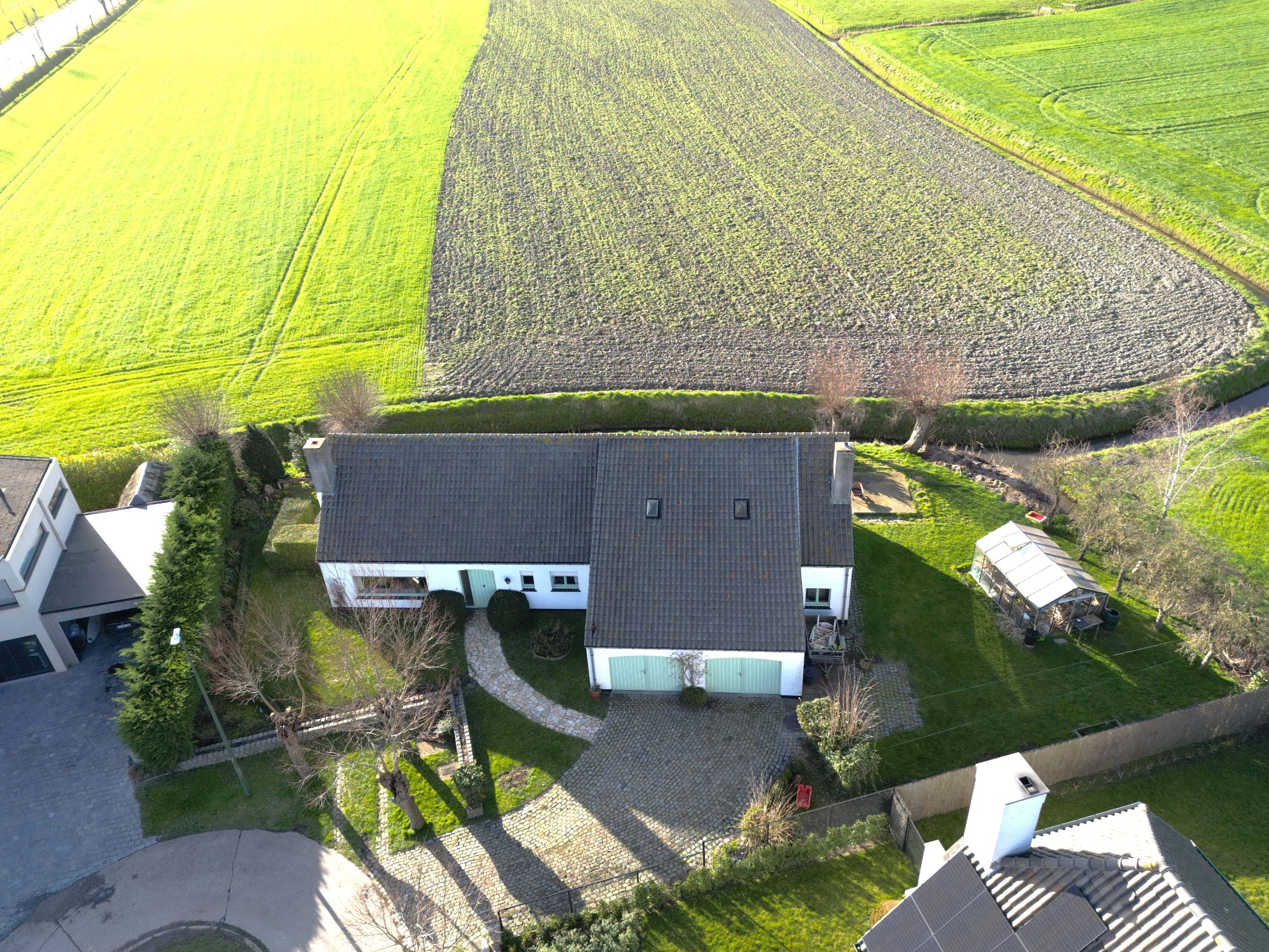 Charmante, te renoveren villa, prachtig gelegen op een terrein van 888m&#178; in een rustige, residenti&#235;le wijk te Knokke Polders. 