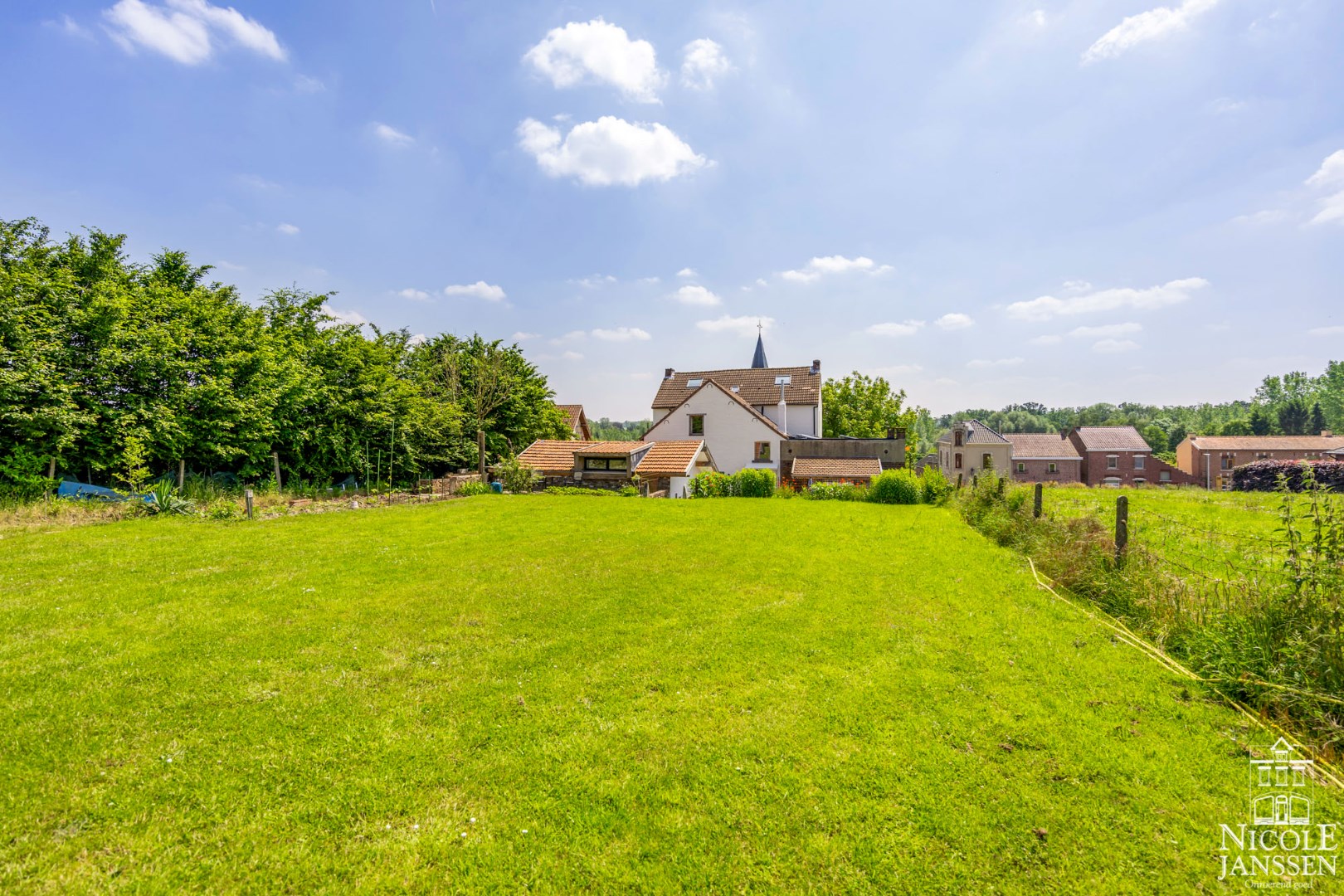 Met uitzicht over eigen groen en omringd door weiland