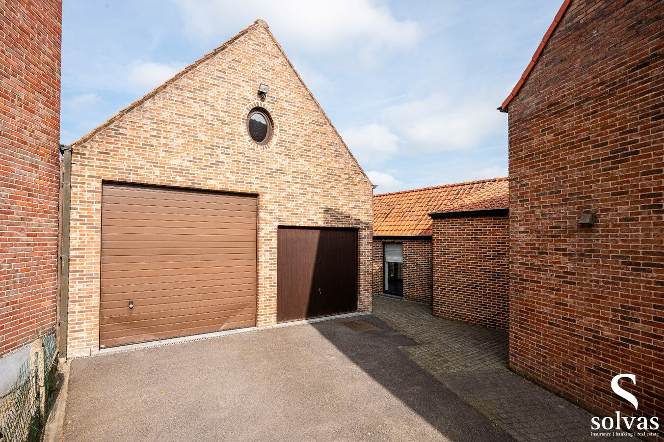 Alleenstaande woning met afzonderlijke ruime garage 