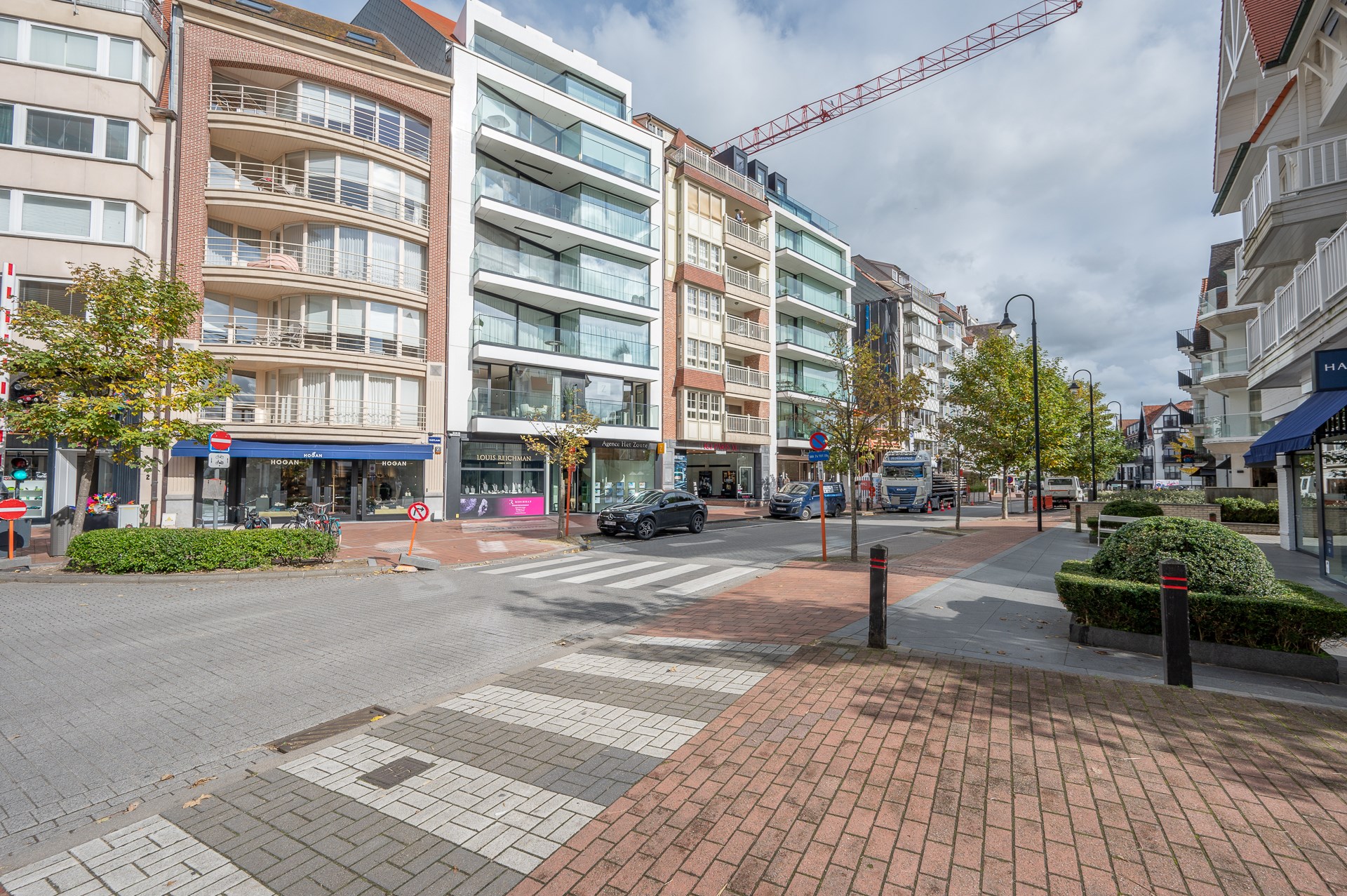 Vennootschap met in zijn actief een uitzonderlijke luxueuze duplex met een gevelbreedte van bijna 10m en een prachtig open zicht op de villa&#39;s te Zoute in Knokke. Dubbele garage inbegrepen, zeer nabij 