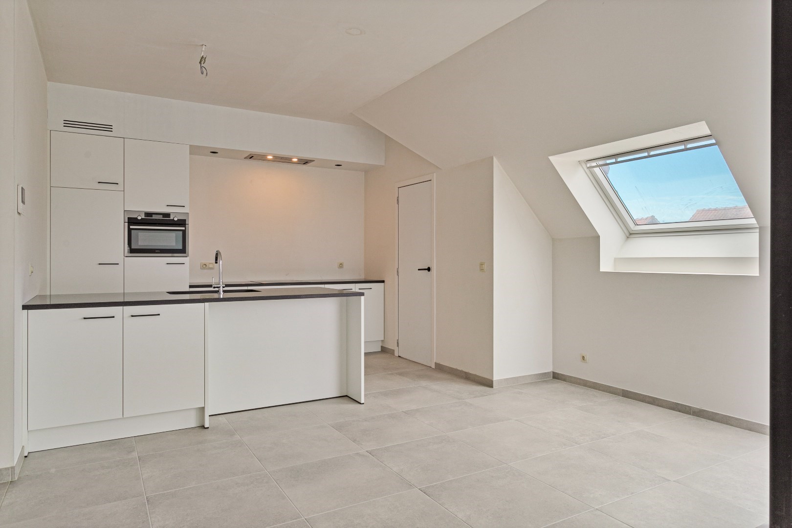 Volledige afgewerkt appartement met 2 slaapkamers en ruim terras. 