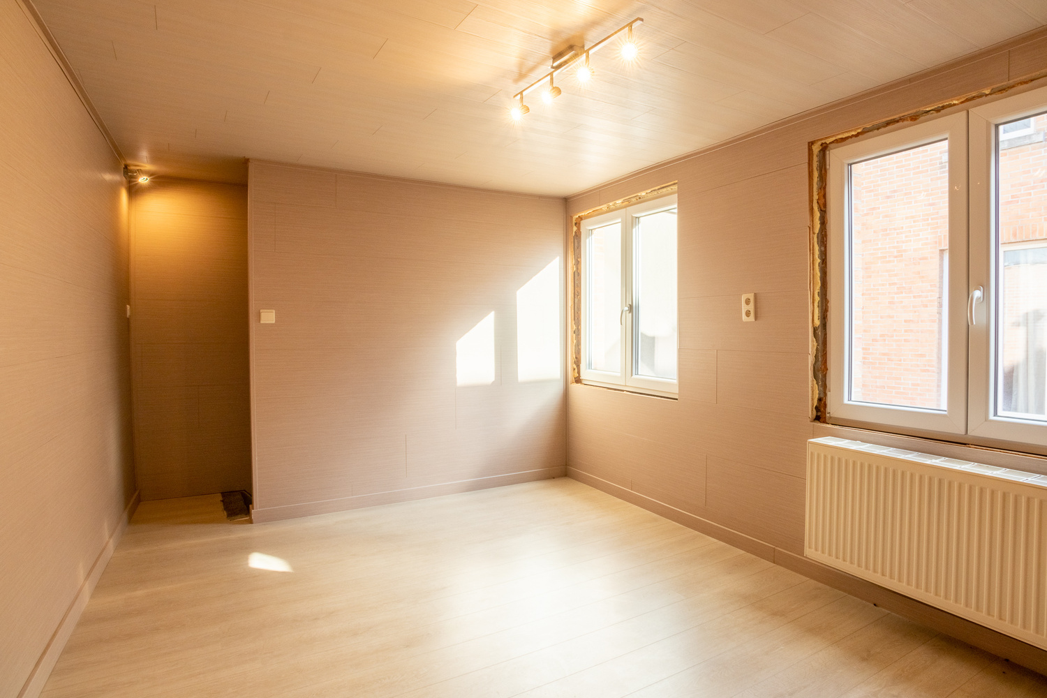 Centraal gelegen, zeer ruim en knap gerenoveerd rijhuis met patio, 5 slaapkamers (mog. 6) 