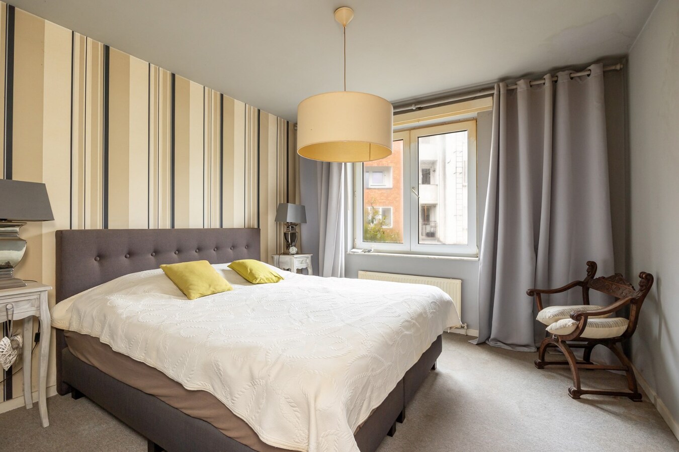 Opbrengsteigendom met 5 appartementen en 3 garages 