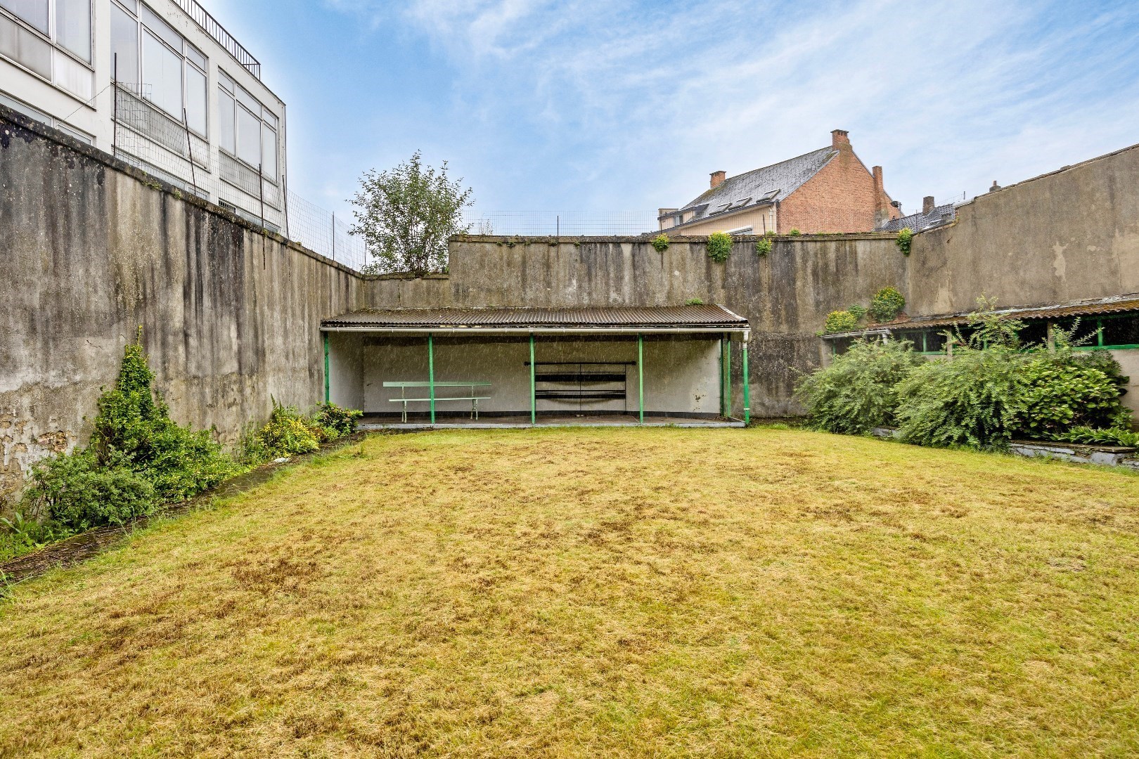 Karaktervol te renoveren herenhuis met 4 slpks en tuin 