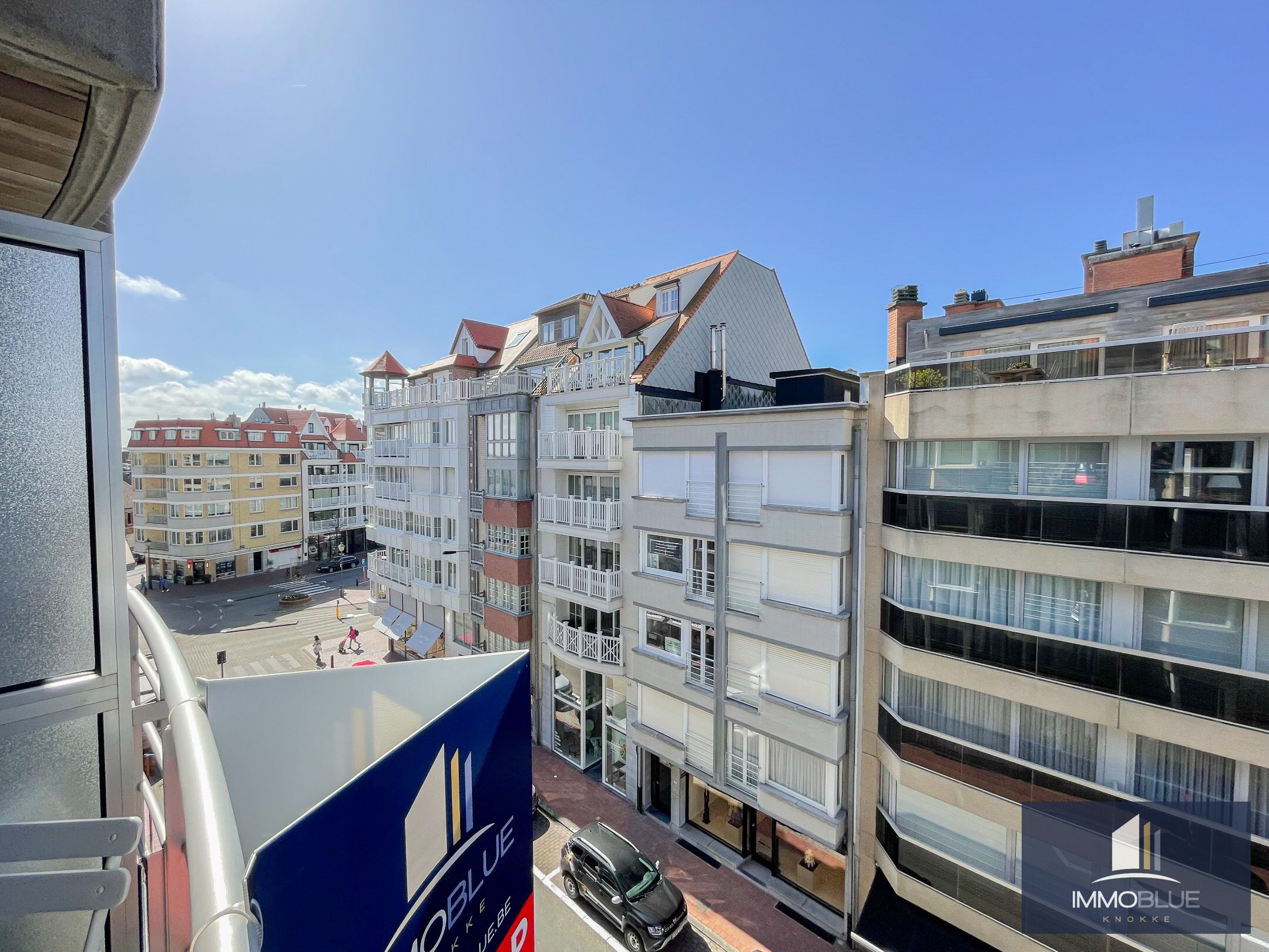 Volledig gerenoveerd lichtrijk appartement met een mooi zijdelings zeezicht, gelegen nabij het Driehoeksplein. 