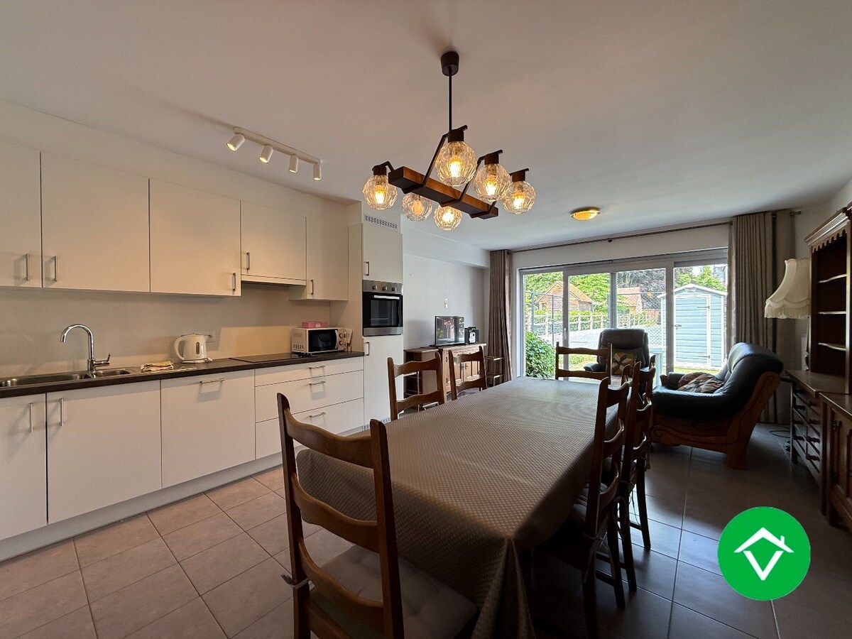 Gelijkvloers appartement op een centrale ligging met &#233;&#233;n slaapkamer, tuin en autostaanplaats te Roeselare 
