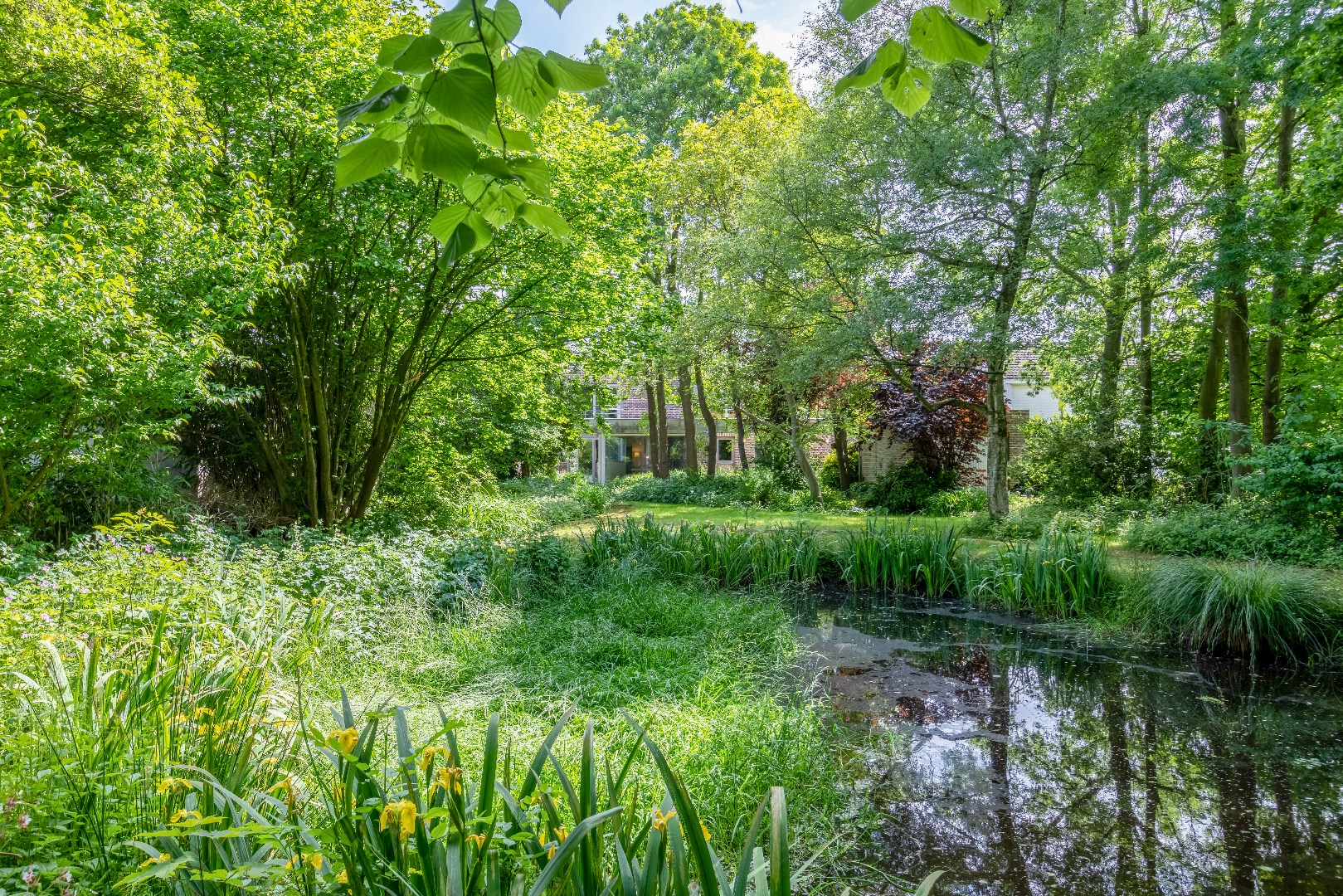 VERKOCHT Unieke kunstenaarswoning met kleine parktuin te Drongen 