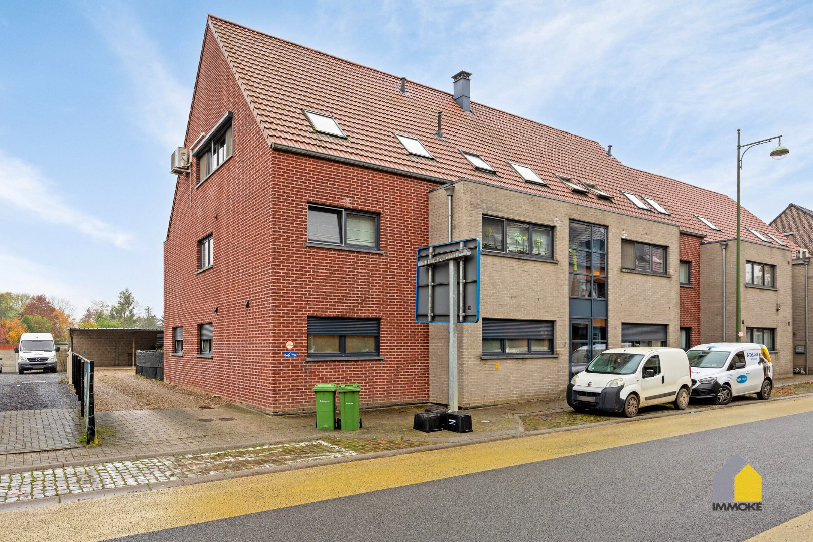 Gelijkvloers appartement (120 m&#178;) met ruime woonkamer, 2 slpks. en terras. 