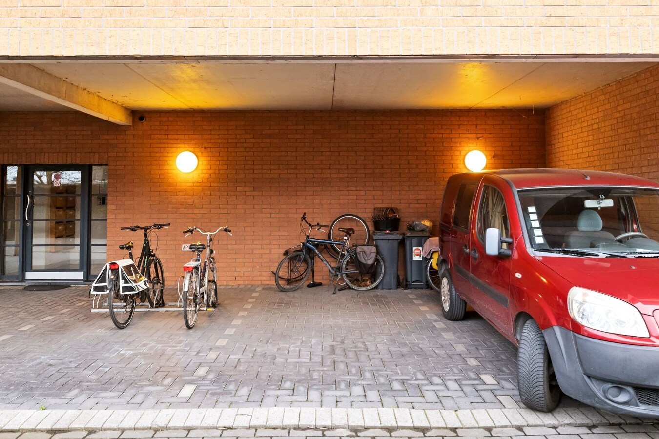Instapklaar appartement met 2 slpk, terras &amp; autostaanplaats in Lokeren 