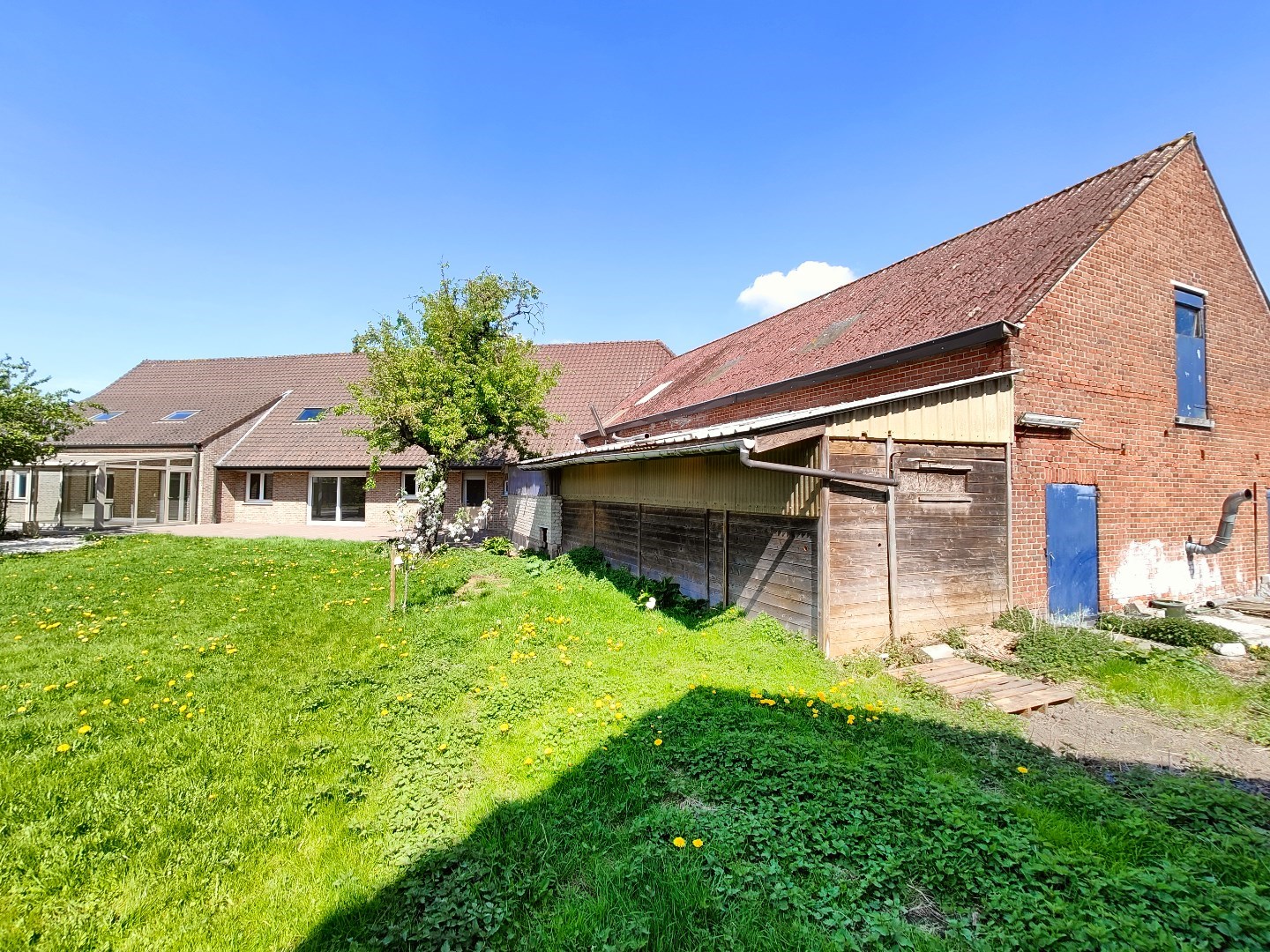 Ruime villa met loods op 1.689 m&#178; – zuidgerichte tuin en tal van mogelijkheden 