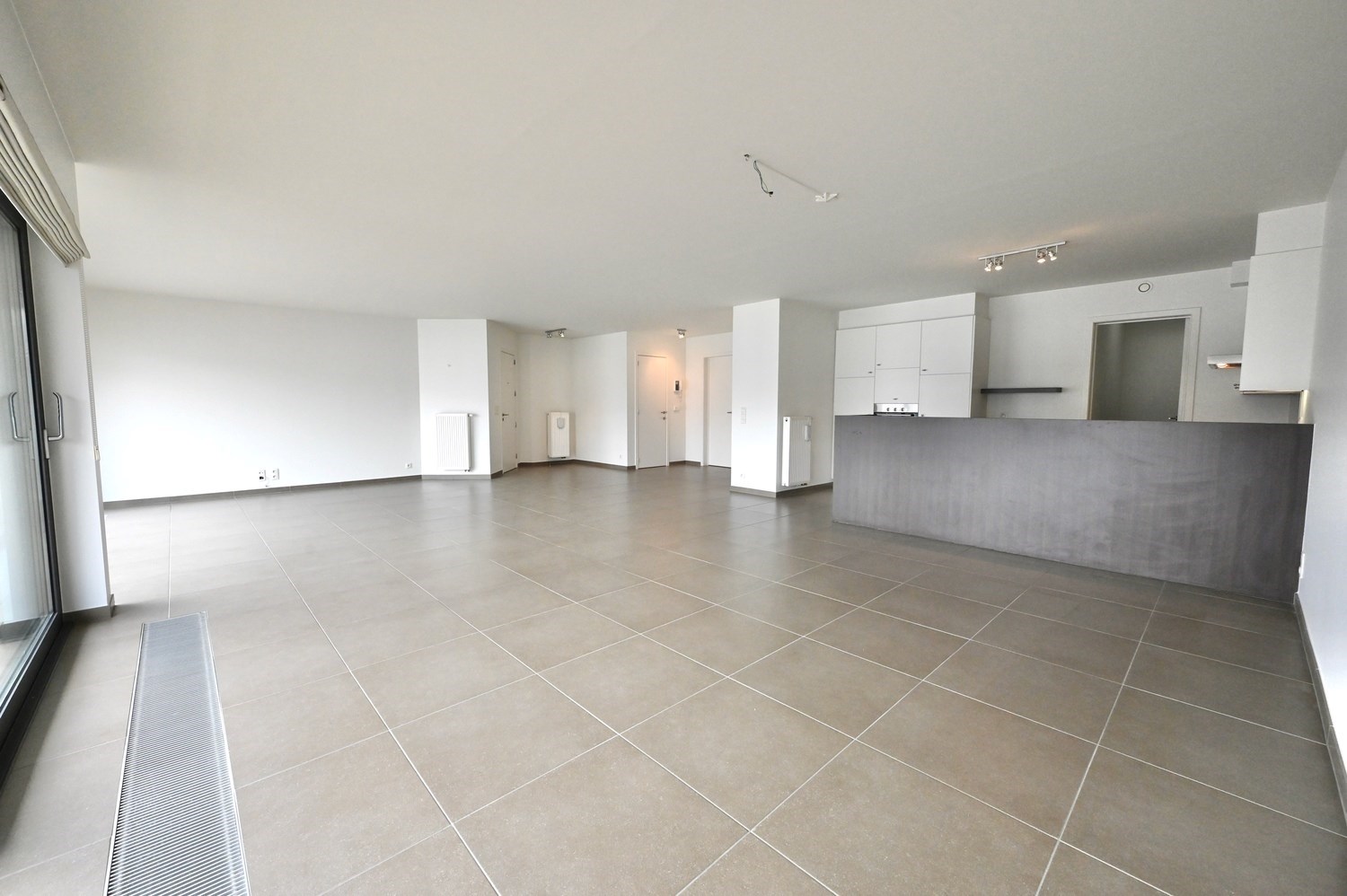ONGEMEUBELD - Woonappartement in een rustige residentie, op de Lippenslaan (10m fa&#231;ade!). 