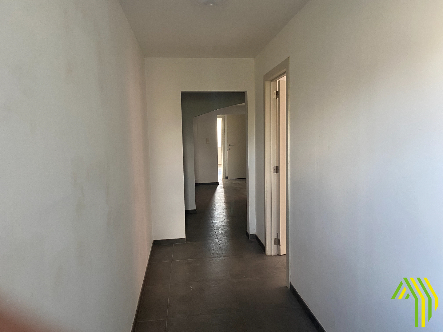 Gelijkvloers appartement met twee slaapkamers, ruime tuin en inpandige garage 