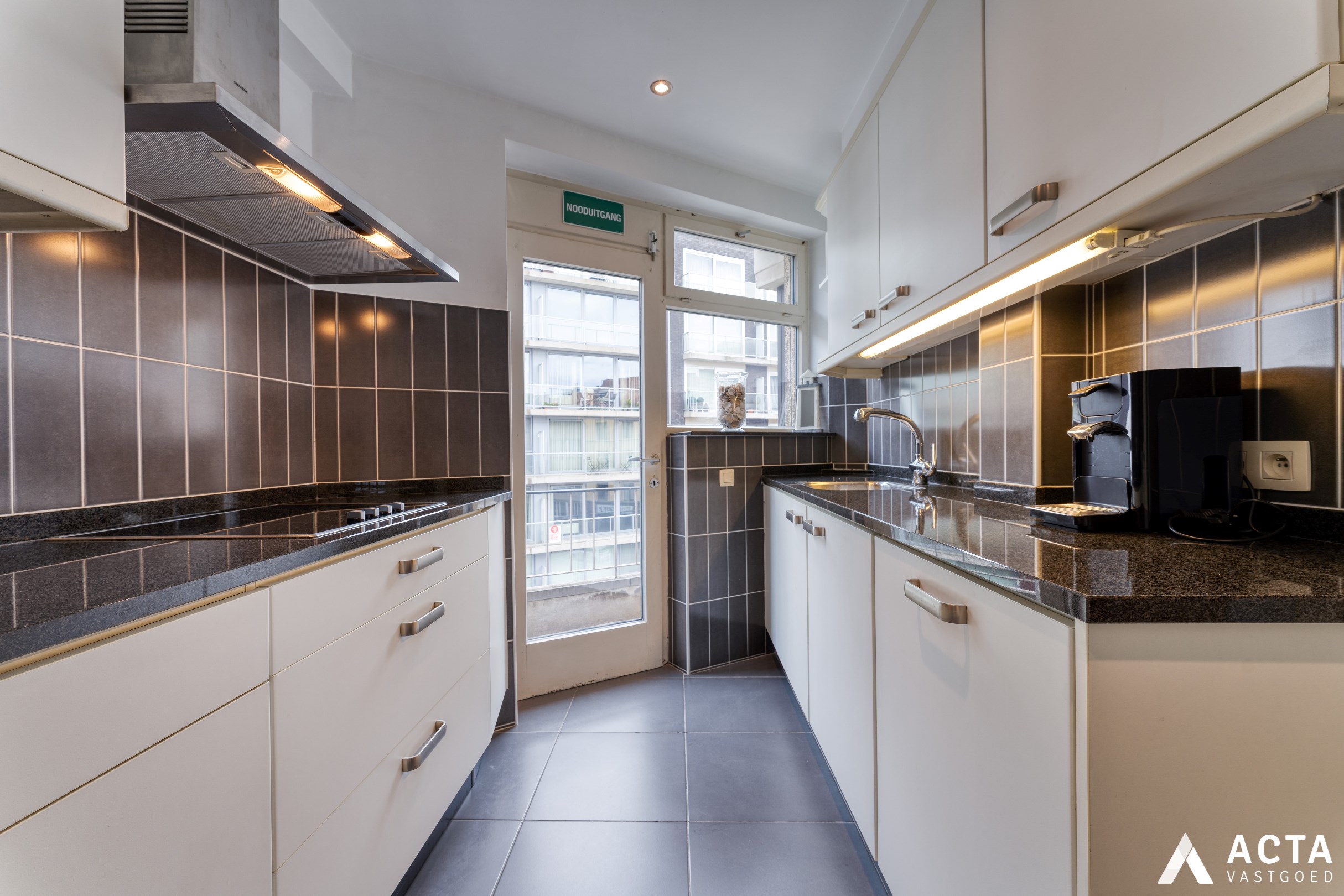 Gerenoveerd hoekappartement met twee slaapkamers nabij strand van Oostende 