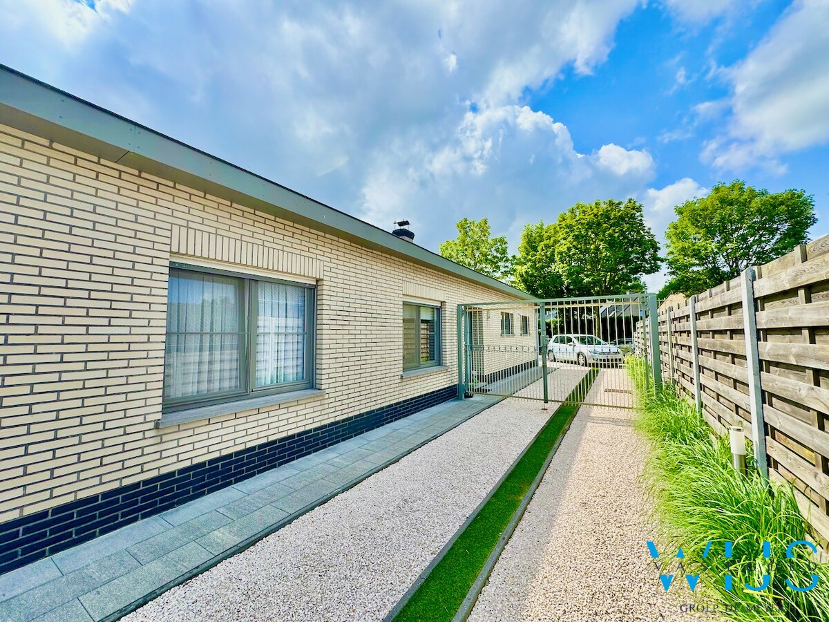 Bungalow met zwembad &amp; bijgebouw te Ertvelde ! 