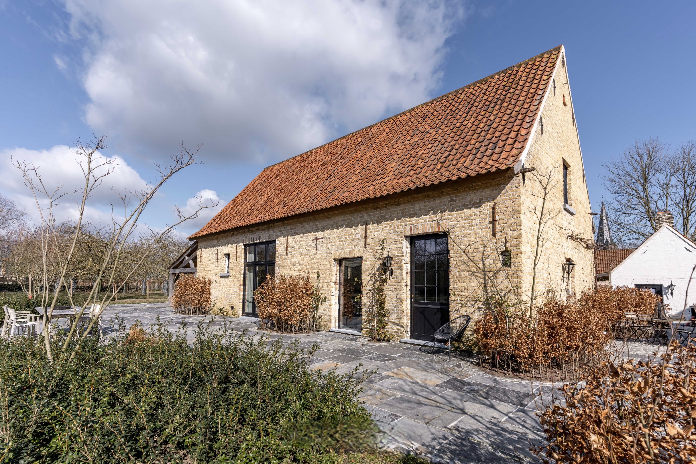 Prachtig gerestaureerde hoeve met polyvalente bijgebouwen en weiland | Damme (Vivenkapelle) 