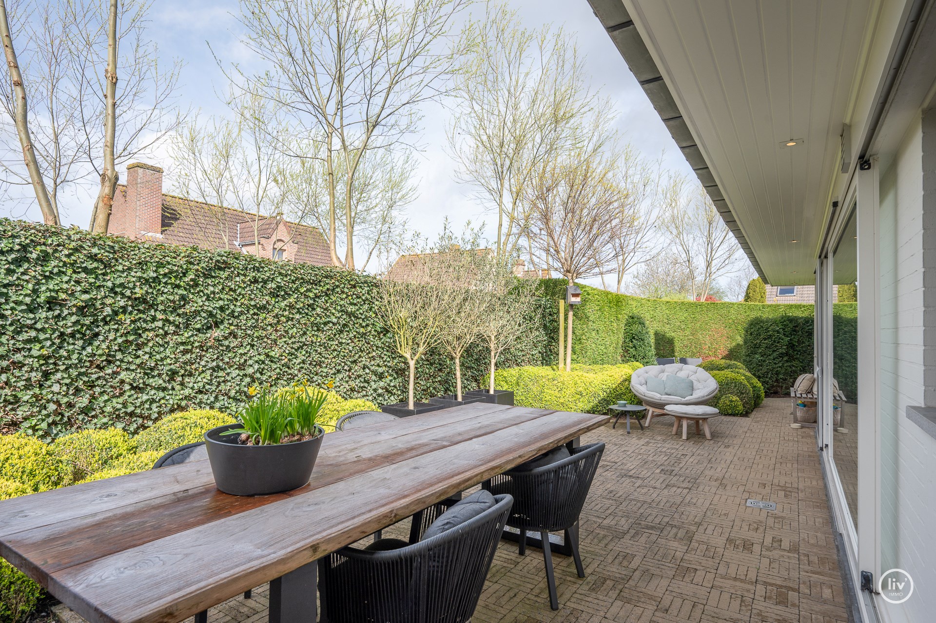 Prachtig gerenoveerde villa is op fietsafstand van het centrum gelegen en straalt met haar overvloed aan natuurlijk licht rust, kwaliteit en comfort uit 