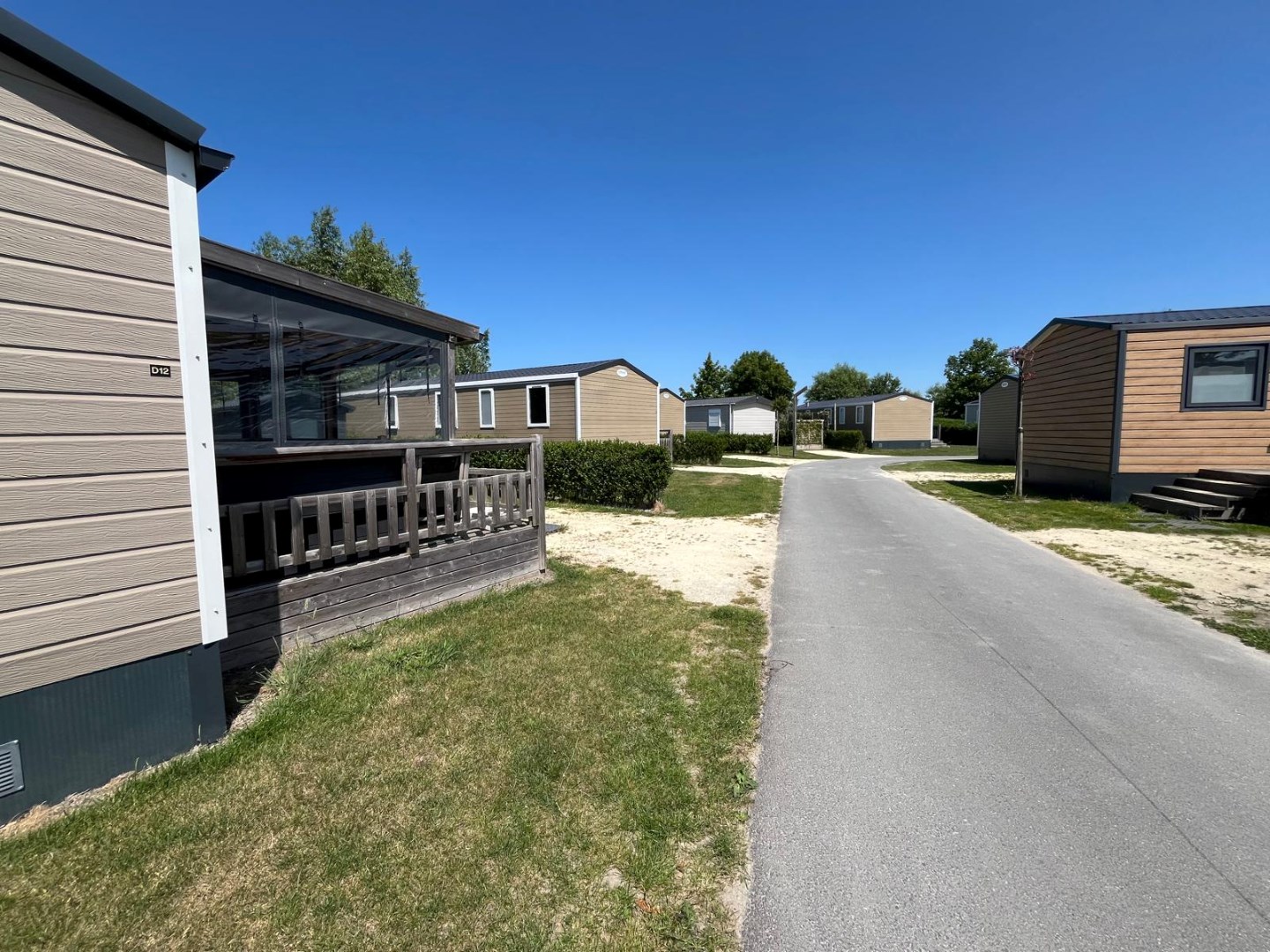 Zeer net, vrijwel nieuw vakantie-chalet (nr. JD12) aan de rand het Vakantiepark In de Bongerd te Oostkapelle, op loopafstand van het gezellige centrum van het dorp en natuurgebied de Manteling met aan 