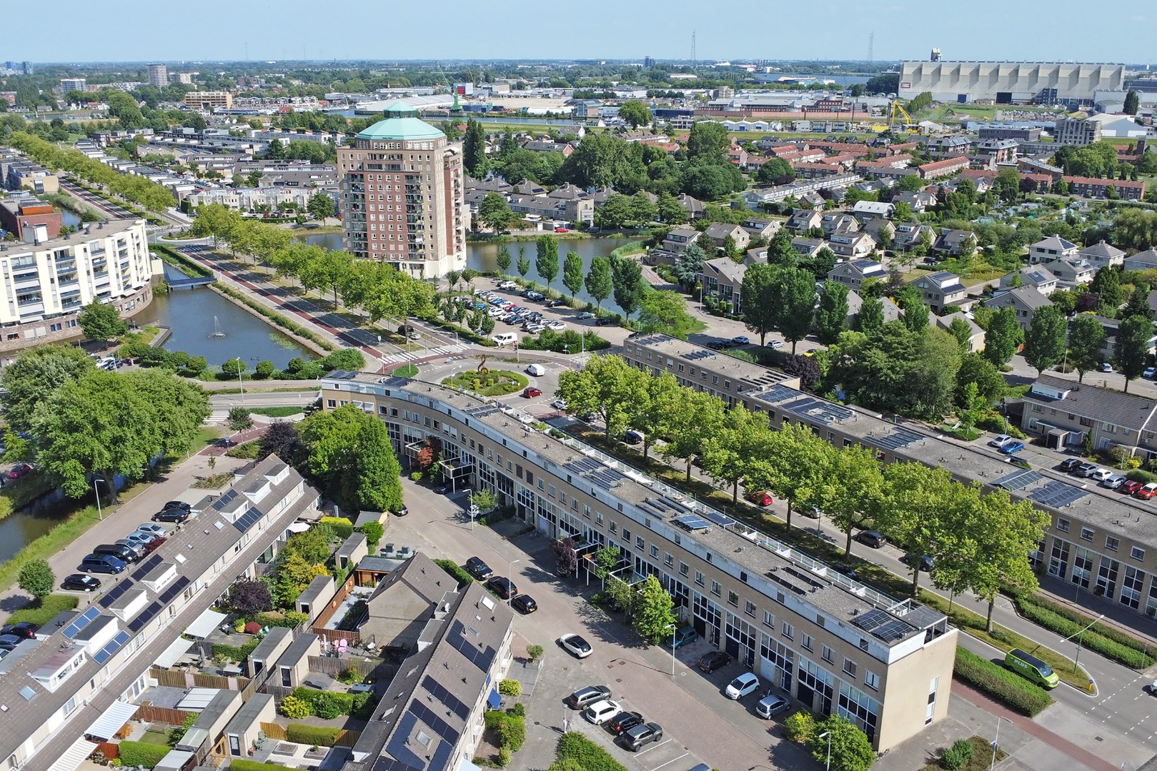 Licht, ruimte en luxe onder &#233;&#233;n dak – ideaal gezinshuis met 3 slaapkamers, moderne keuken, balkon en zonovergoten dakterras! 