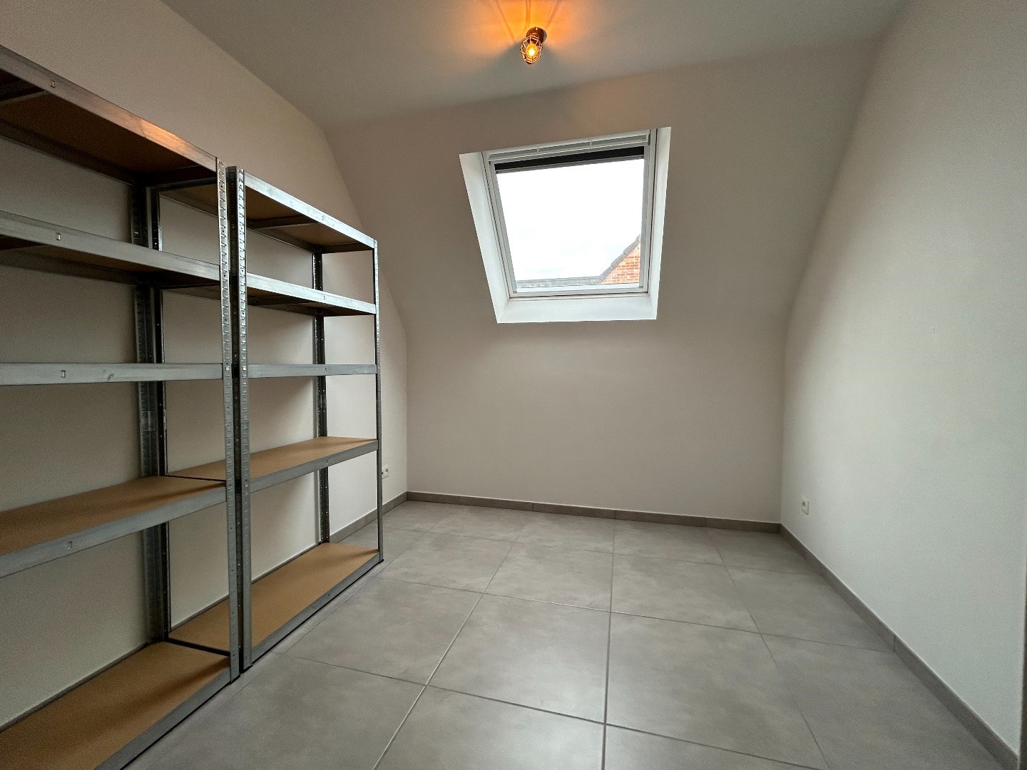 Recent, instapklaar appartement (75 m&#178;) met 2 slaapkamers in vrijstaande, kleinschalige residentie + autostaanplaats 