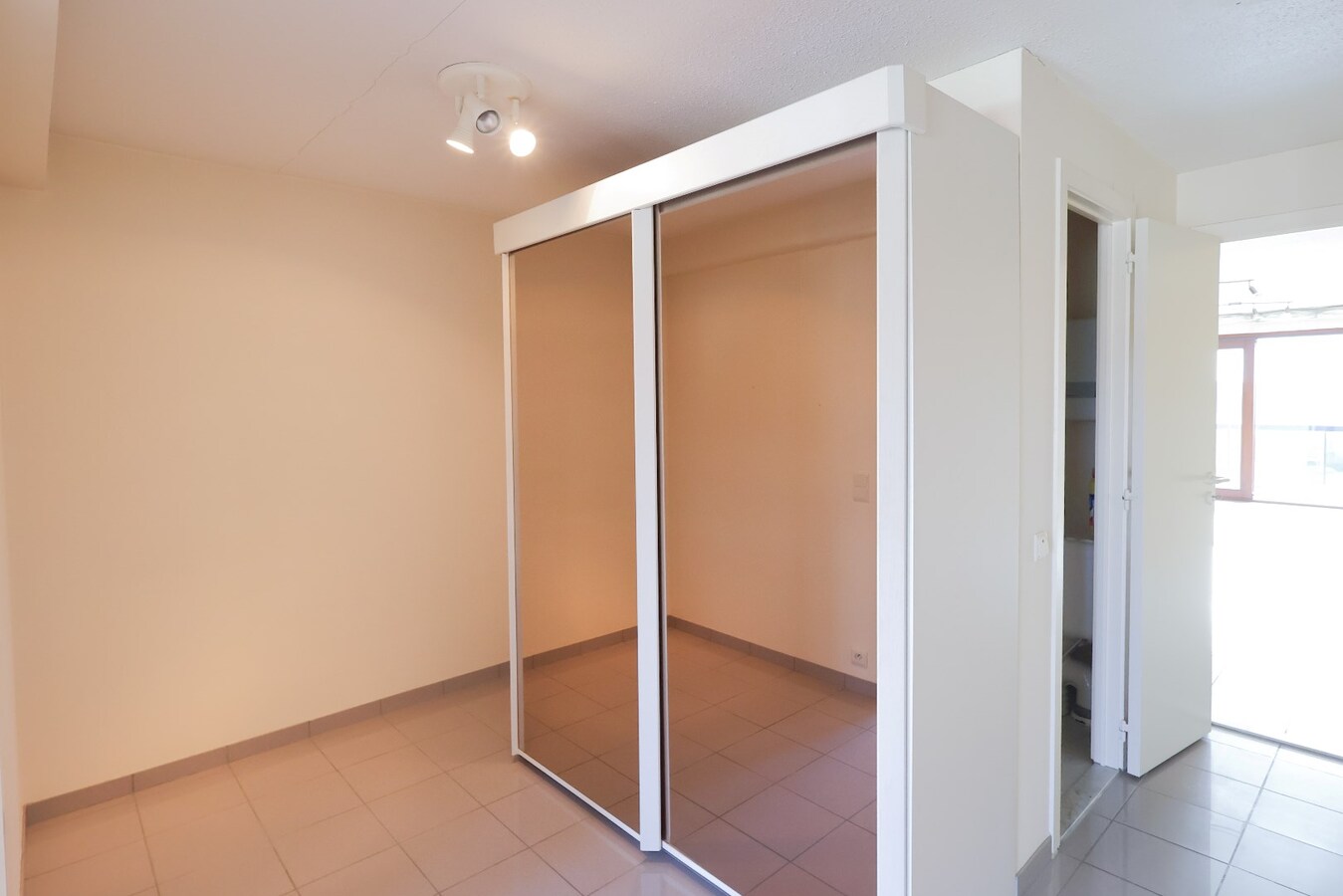 Appartement spacieux et ensoleill&#233; avec 2 chambres &#224; coucher &#224; la Res. Plaza II 