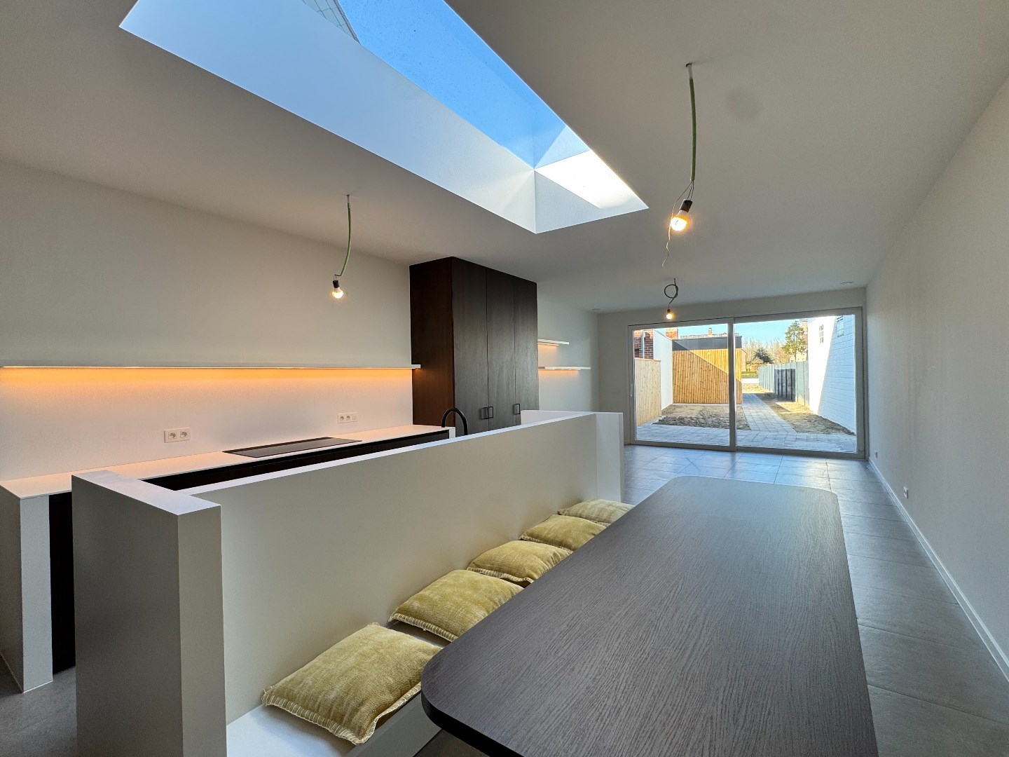 Instapklare, gerenoveerde woning met tuin, uitweg en carport 