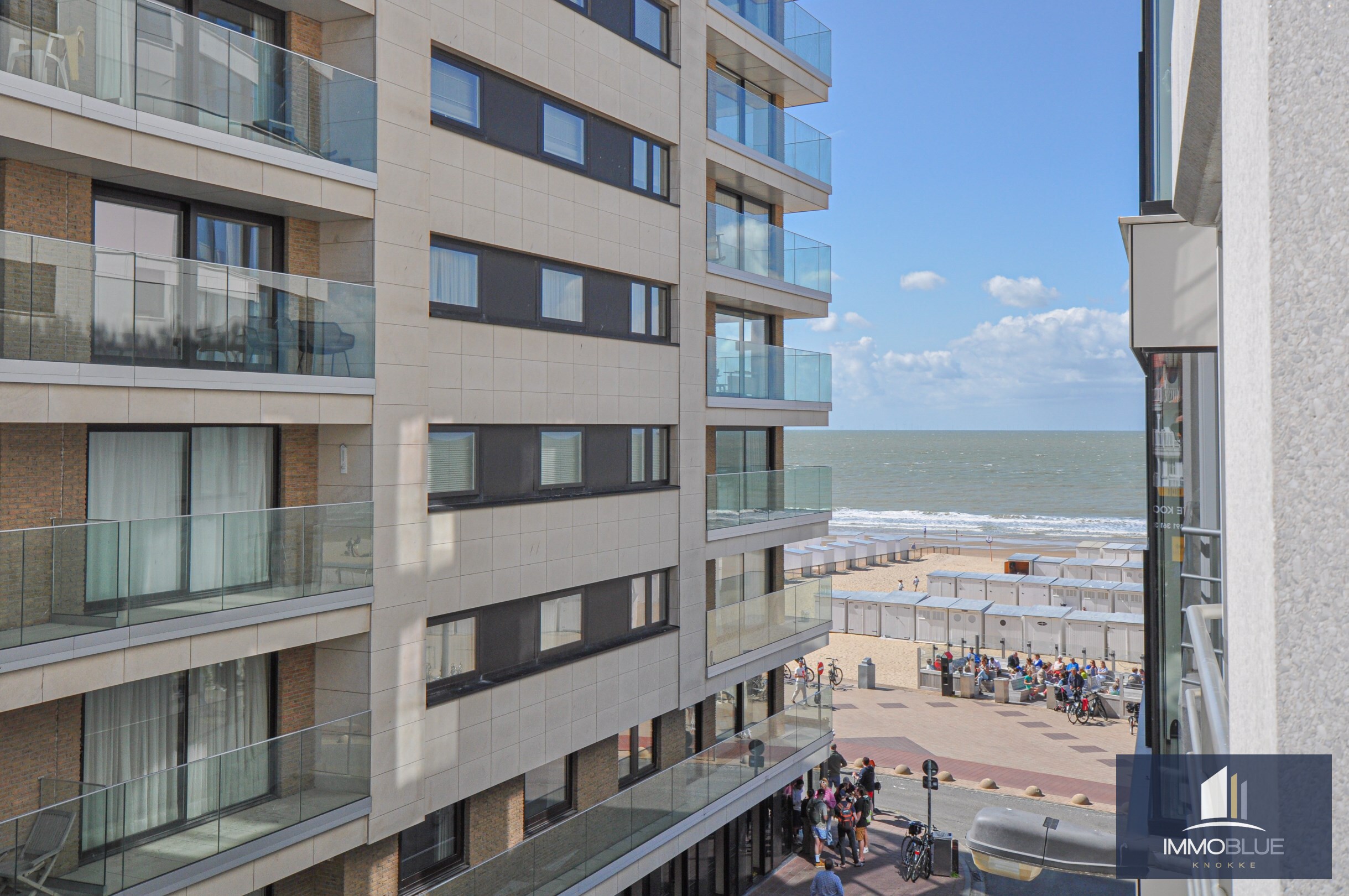 Stijlvol volledig gerenoveerd appartement met zijdelings zeezicht gelegen in het Zoute. 