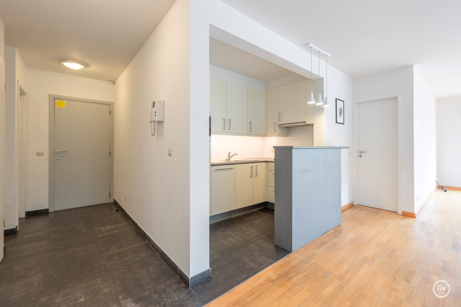 Lichtrijk hoekappartement met twee volwaardige slaapkamers gelegen in het centrum van Knokke. 