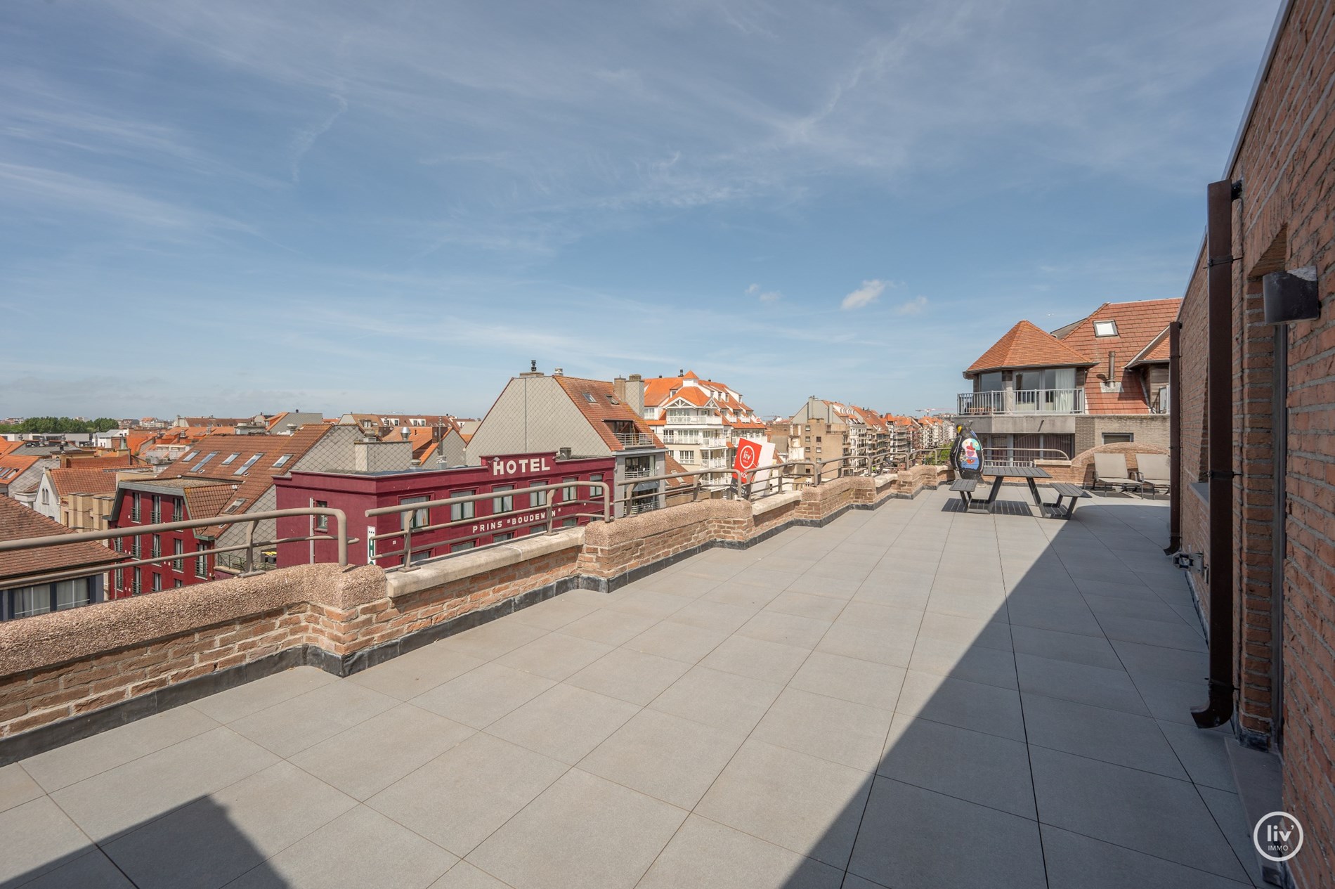 “Unieke Penthouse (1992) te koop op een toplocatie in Knokke –3 -kamerappartement met uitzonderlijke zonneterrassen van meer dan +/- 200m2 . 