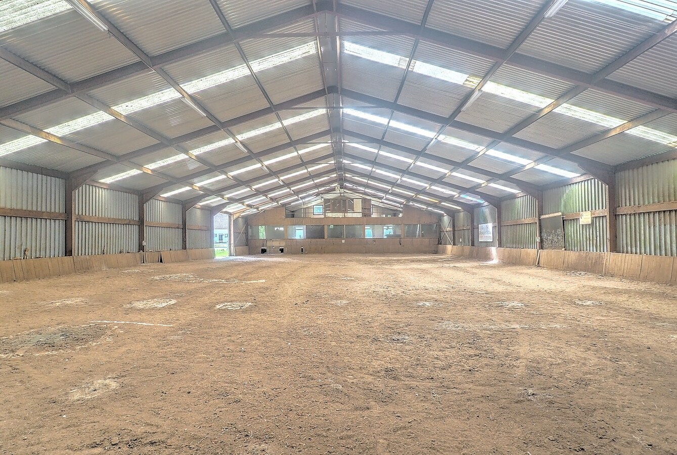 Equestrian center with great potential (and subsidies) on approximately 5.67 hectares in Heusden-Zolder. 