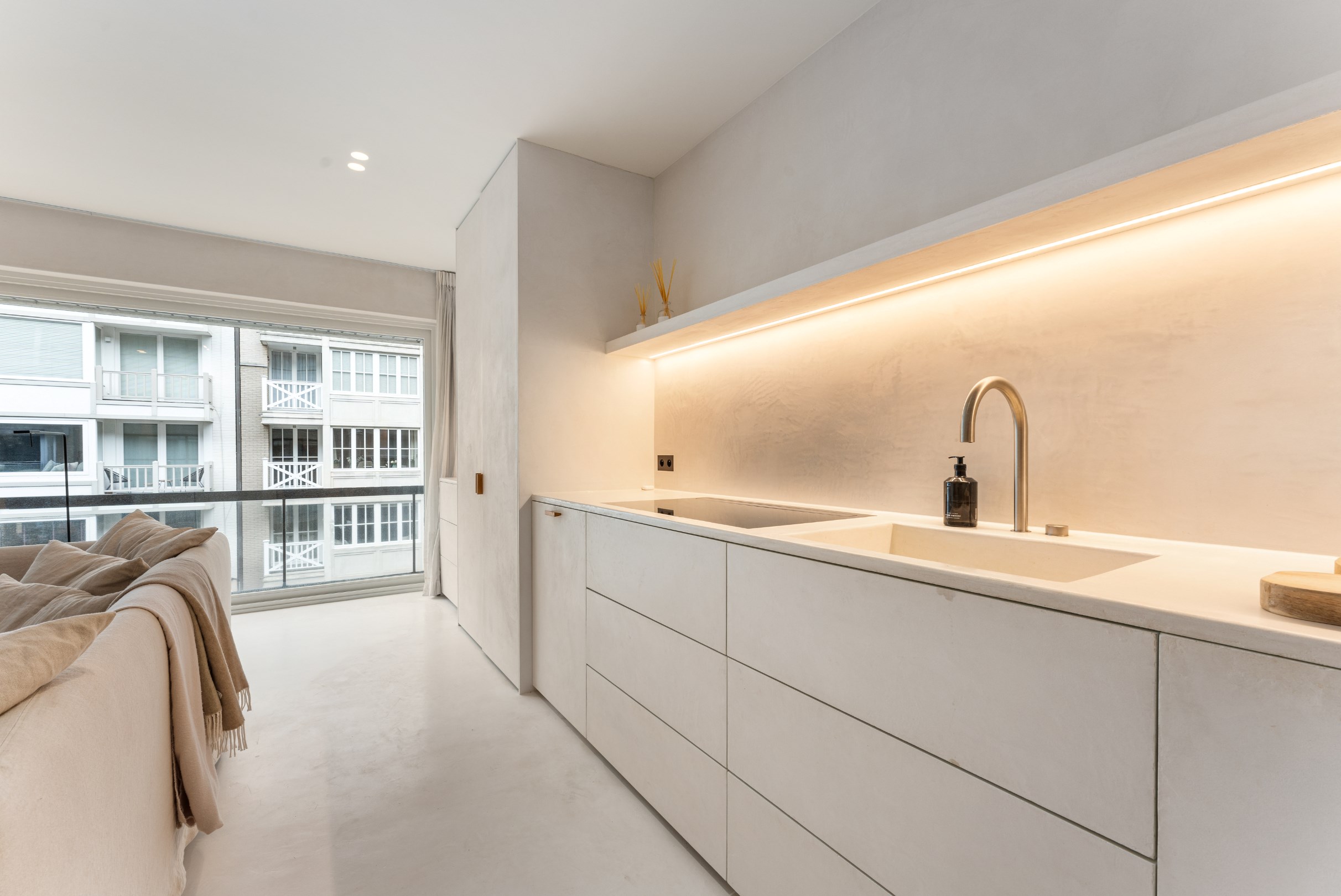 Bel appartement r&#233;nov&#233; situ&#233; du c&#244;t&#233; ensoleill&#233; de la Van Bunnenlaan &#224; Knokke, &#224; proximit&#233; de la digue. 