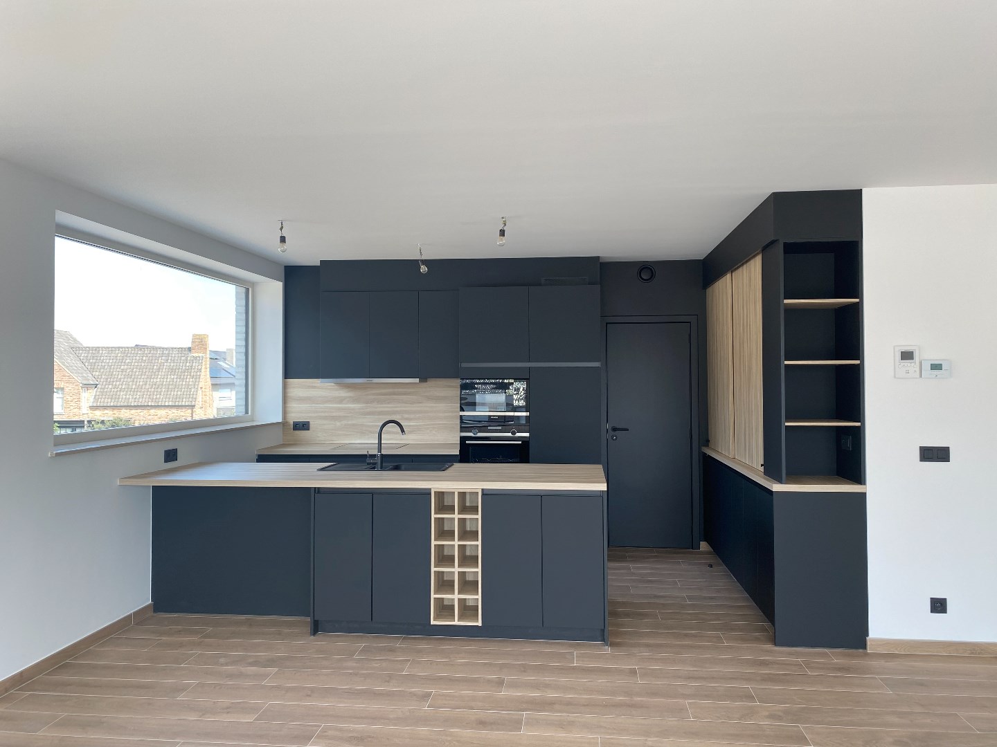 Nieuwbouw luxe appartement op de eerste verdieping met 2 grote terrassen, 2 slaapkamers en mogelijkheid om een garage bij te huren. 