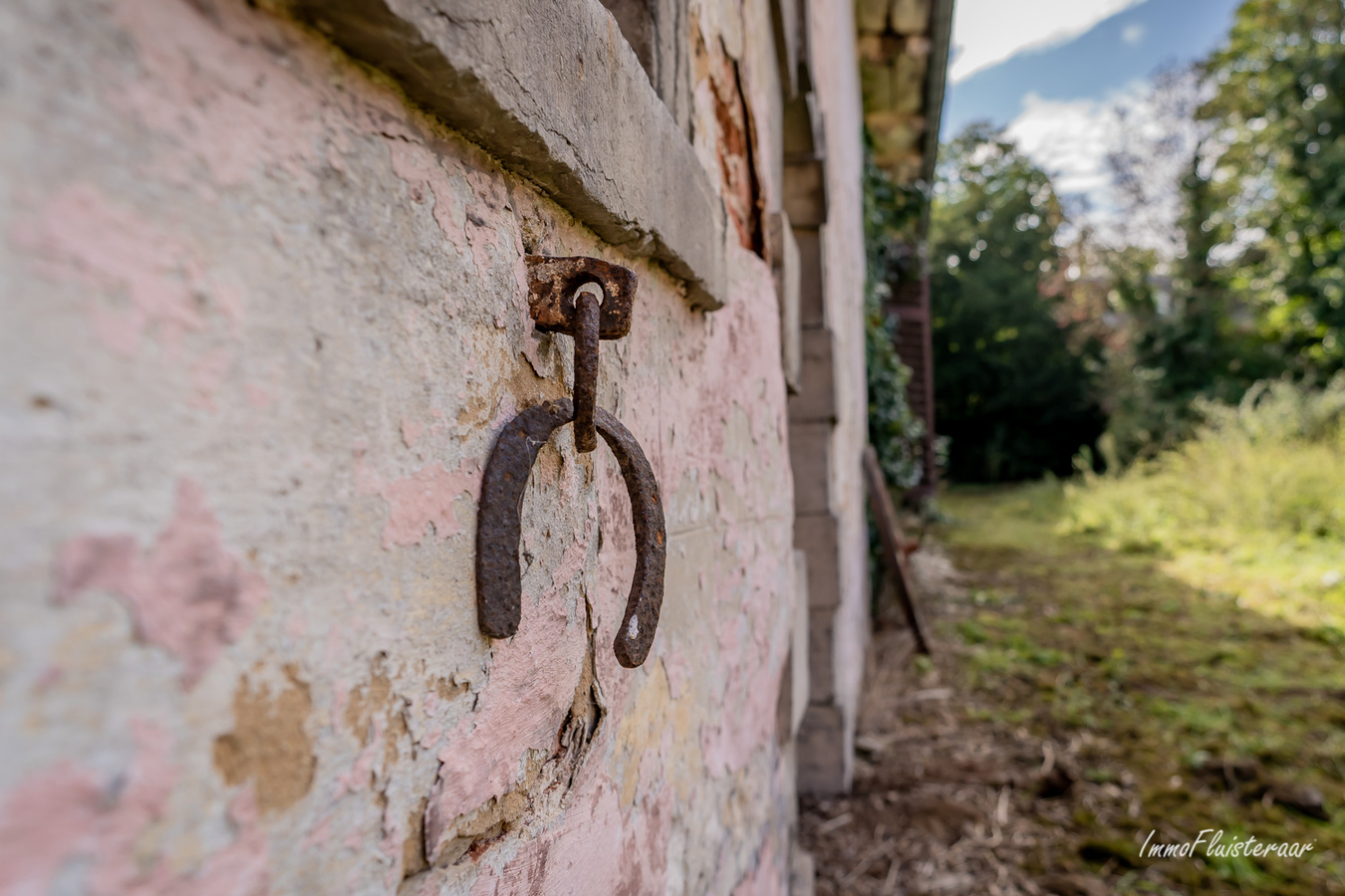 Ferme historique de caract&#232;re &#224; r&#233;nover avec &#233;curies, cour, ruelle et prairie sur env. 1.36ha &#224; Rebecq (Brabant wallon) 