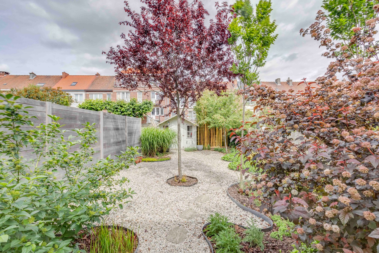 Instapklare woning met garage en volledig aangelegde tuin 