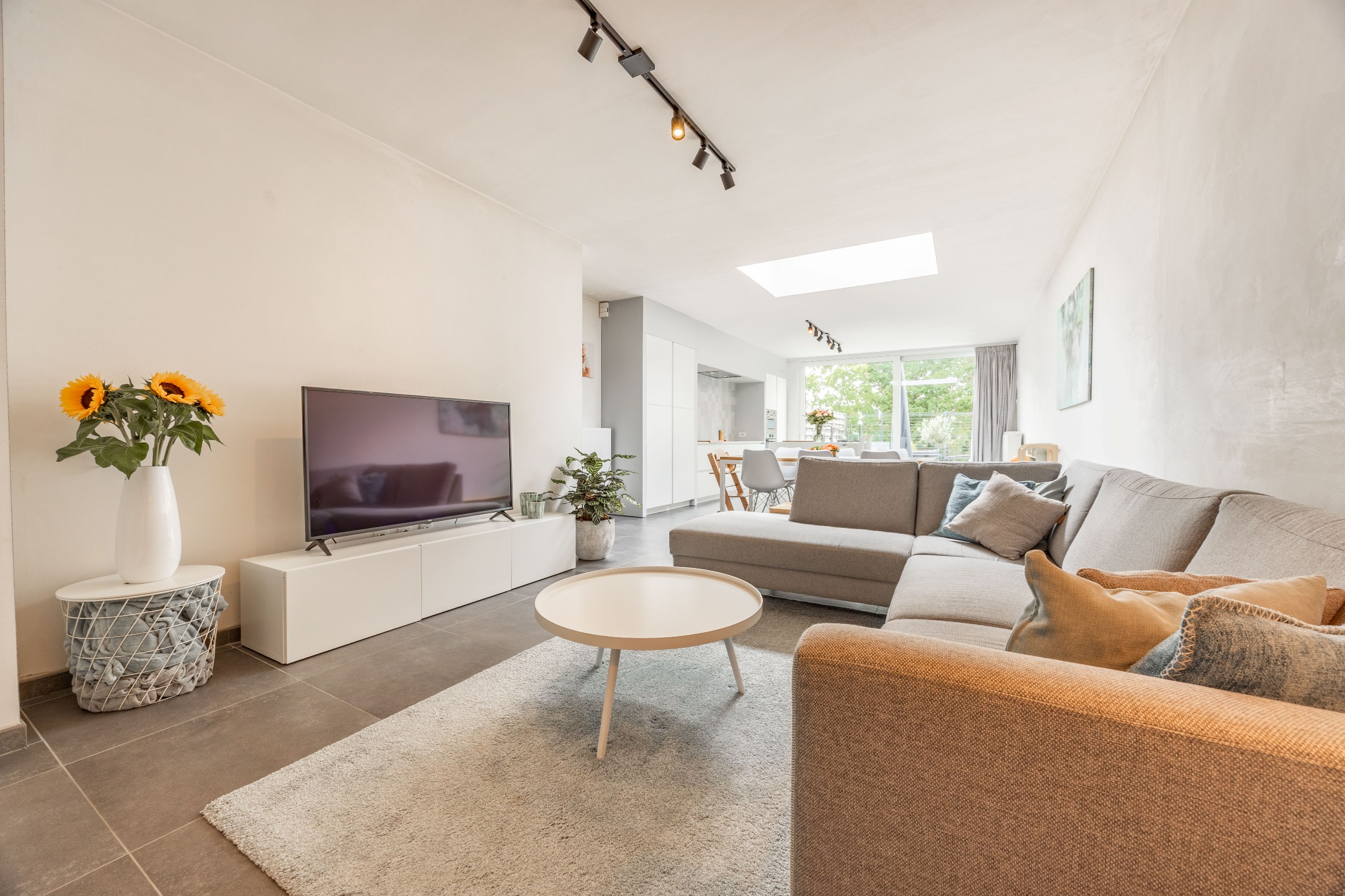 SUBLIEM GERENOVEERDE RIJWONING MET UITWEG 