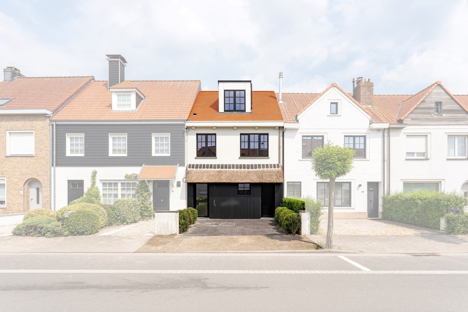 Maison enti&#232;rement r&#233;nov&#233;e avec 4 chambres et jardin enti&#232;rement am&#233;nag&#233; situ&#233;e &#224; la rue Jan Devisch. 