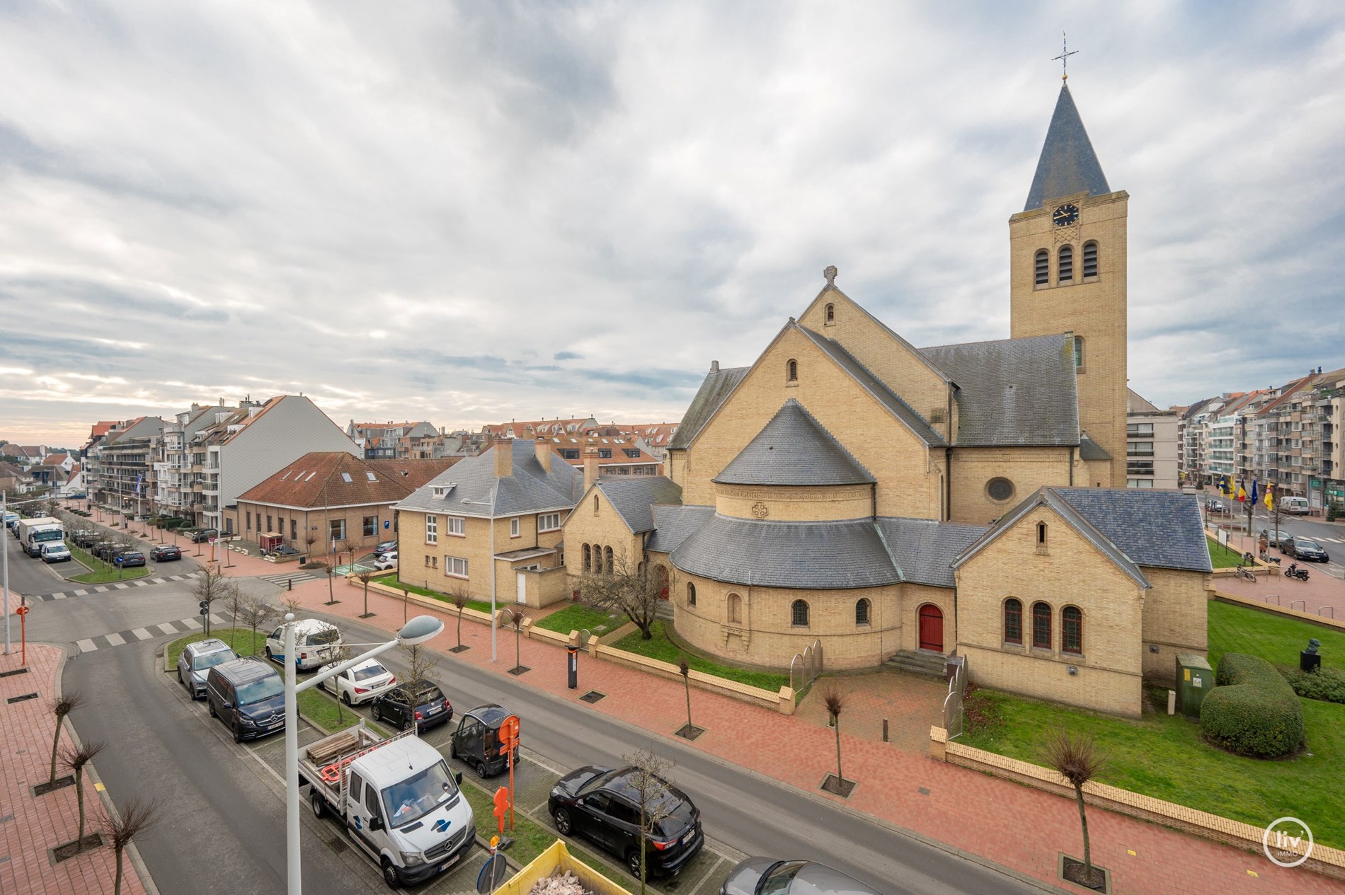 Bel appartement avec VUE D&#201;GAG&#201;E et orientation id&#233;ale sud-ouest situ&#233; &#224; proximit&#233; de l&#39;avenue Dumortier et &#224; deux pas de la digue. 