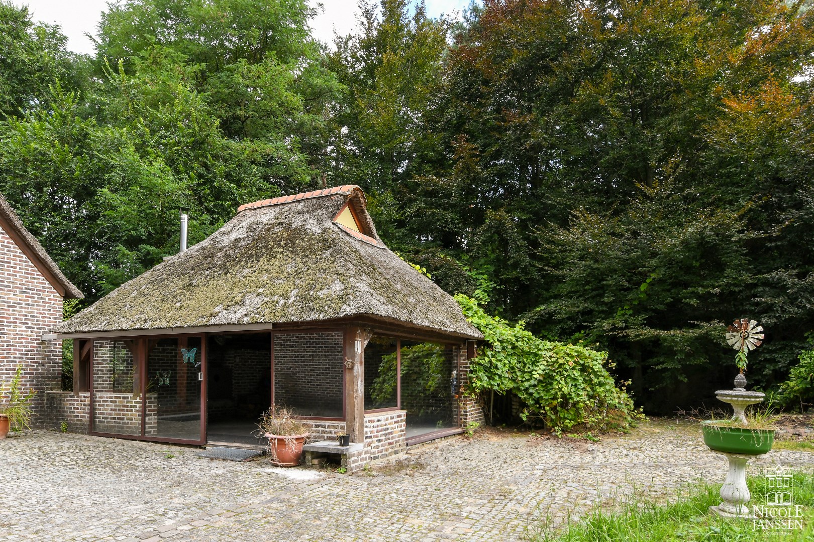 Heel tof bijgebouw/overdekte terras met zicht over het groen 