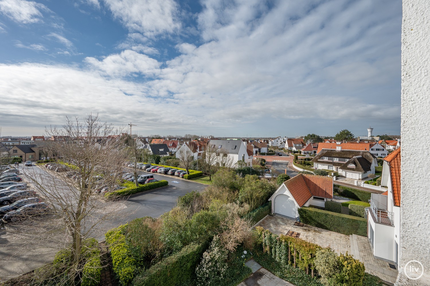 Prachtig gerenoveerd appartement op een topligging met frontaal meerzicht aan het zegemeer te Knokke. 