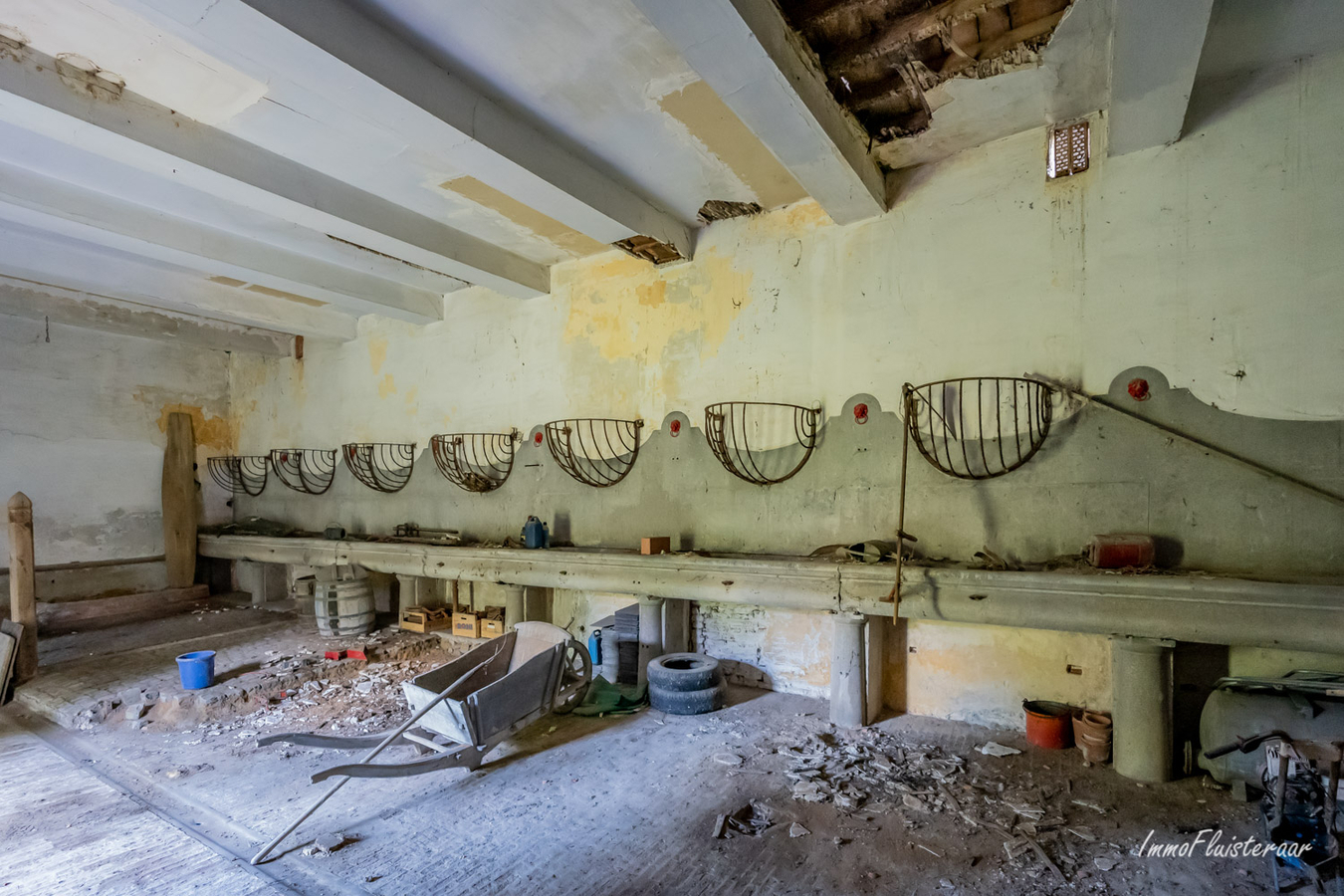 Ferme historique de caract&#232;re &#224; r&#233;nover avec &#233;curies, cour, ruelle et prairie sur env. 1.36ha &#224; Rebecq (Brabant wallon) 