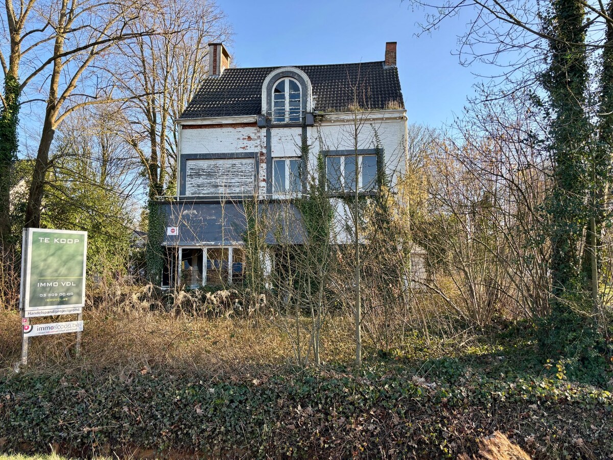 Projectgrond op een perceel van 2.579 m&#178; met 24 meter straatbreedte. 