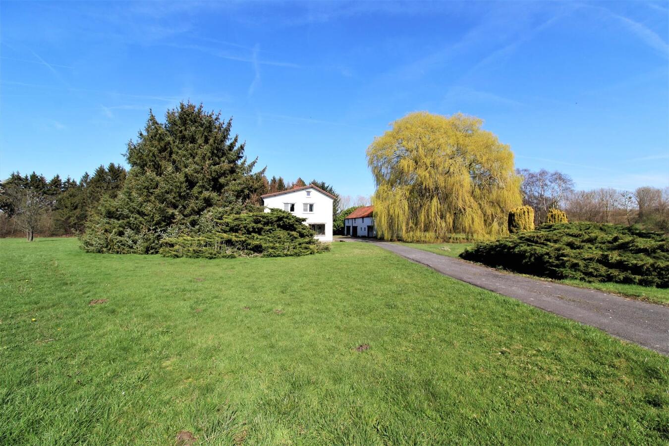 EN OPTION - Maison &#224; r&#233;nover dans un cadre rural avec annexes et prairies sur environ 6.7ha &#224; Nivelles (Brabant Wallon) 