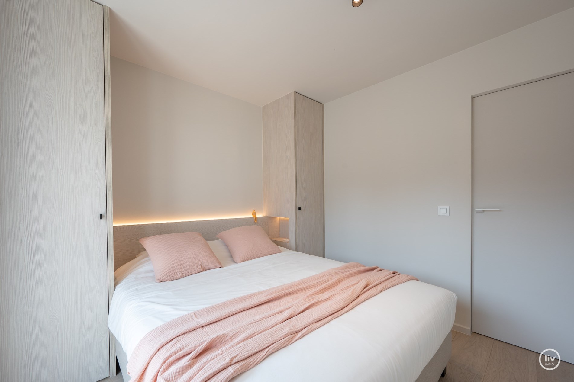 Appartement de 3 chambres r&#233;nov&#233; avec go&#251;t situ&#233; sur la Kustlaan, &#224; proximit&#233; de la place de la Tour de Lumi&#232;re et de la place du Triangle &#224; Knokke. 