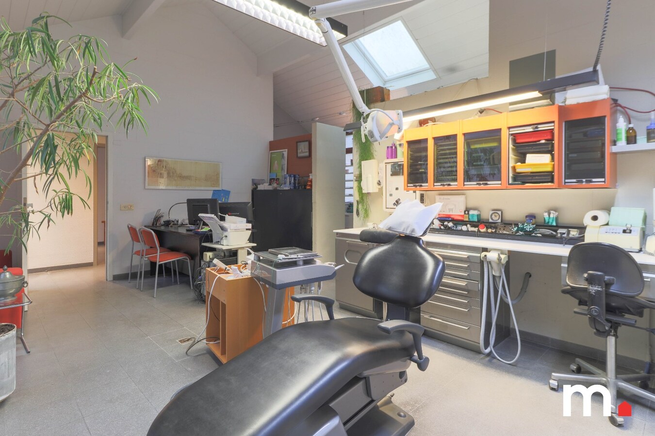 Topper te Heule! Praktijk met wachtzaal op commerci&#235;le ligging! 