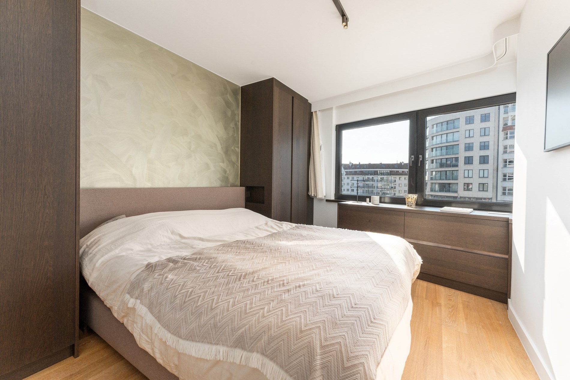 Appartement de luxe avec terrasse ensoleill&#233;e et vue sur la mer situ&#233; sur la place Albert &#224; Knokke. 