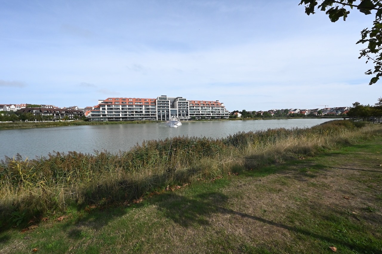 Prachtig gerenoveerd appartement op een topligging met frontaal meerzicht aan het zegemeer te Knokke. 