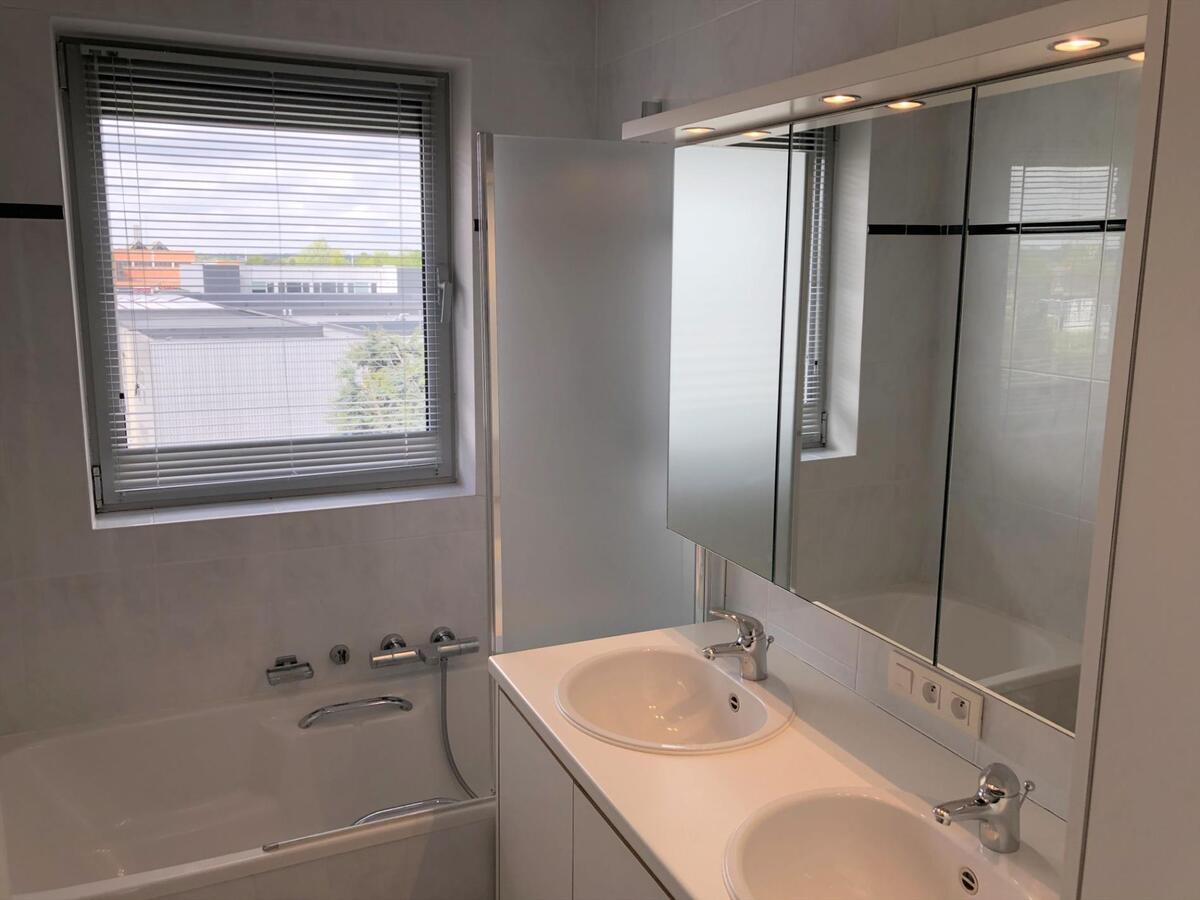 Modern en lichtrijk dakappartement met 2 slaapkamers in centrum Aalter 