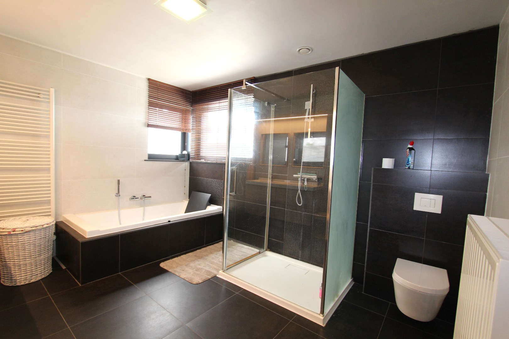RECENTE WONING MET 5 SLAAPKAMERS EN GROTE TUIN 